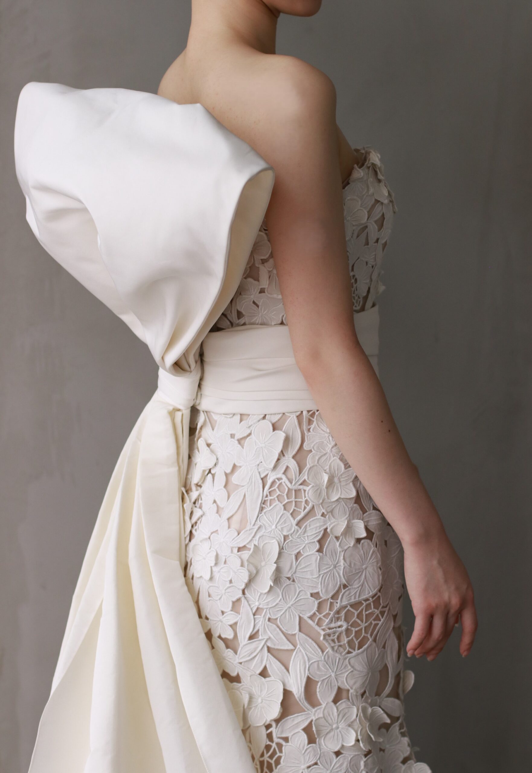 新作で入荷したオスカーデラレンタらしいダイナミックなカットレースや3Dフラワーを全身にあしらったウェディングドレスをご紹介いたします