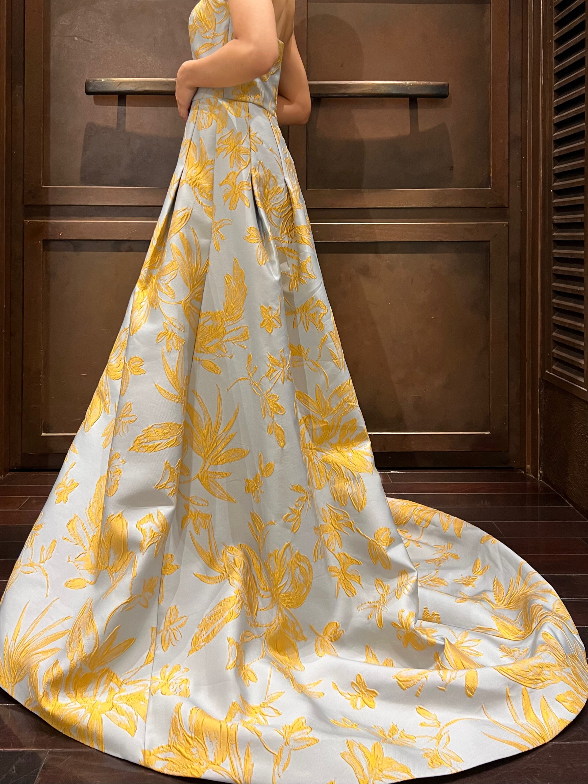 緻密に計算されたローウエストのシルエットから、大胆にカットされたボックスプリーツがコンパクトなトップスとのメリハリを引き立たせてくれるアン バルジのカラードレス。