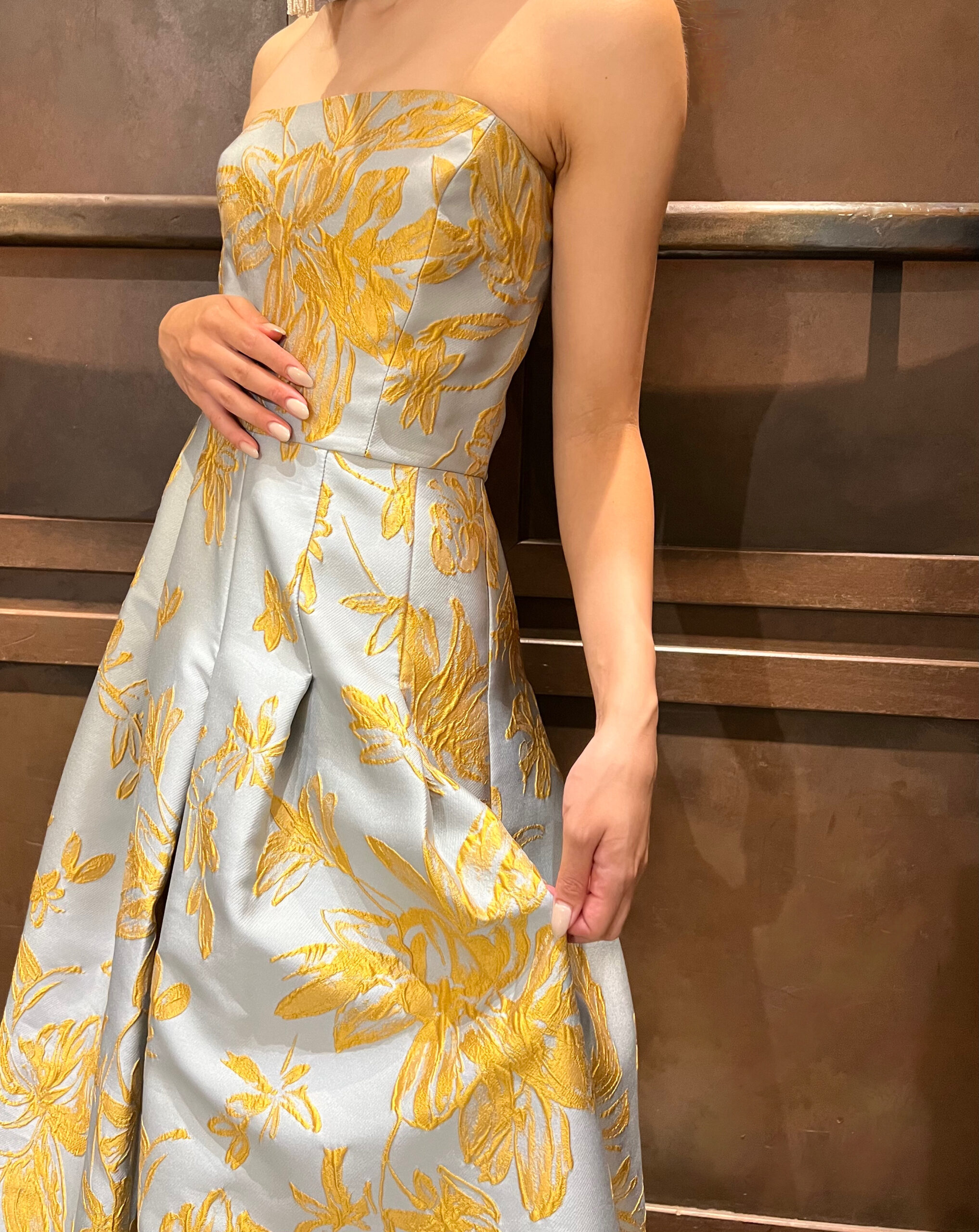 アイスブルーの生地に金の織りを施しヴィンテージ感漂うアンバルジの新作のカラードレス