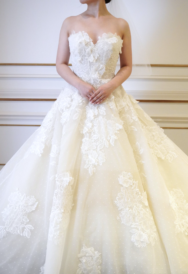 チュールとレースが美しいエリーサーブブライダルのプリンセスラインのウェディングドレス