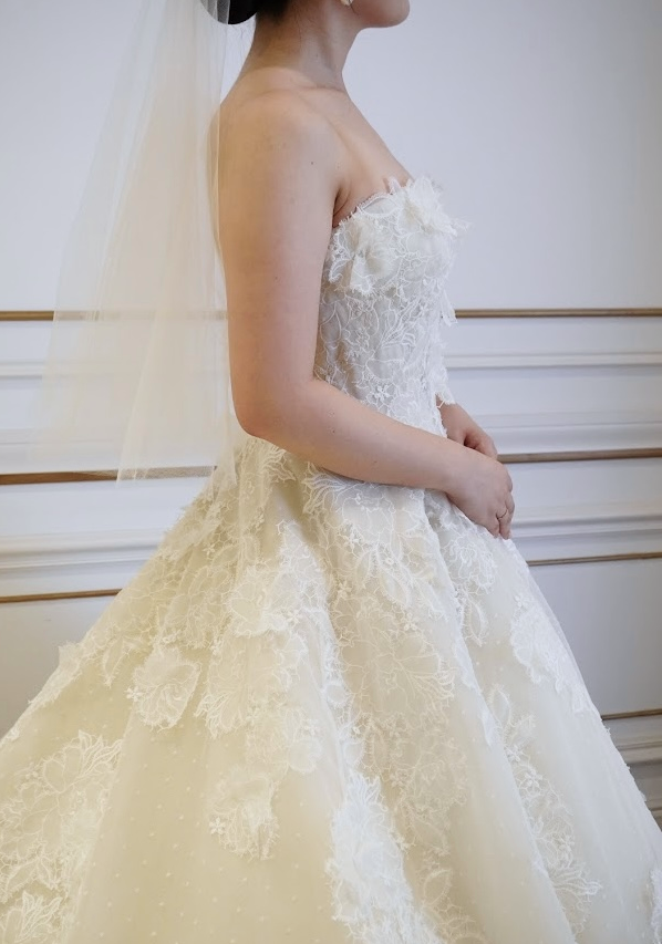 全身のシルエットが美しいチュールとレースのプリンセスラインのウェディングドレス