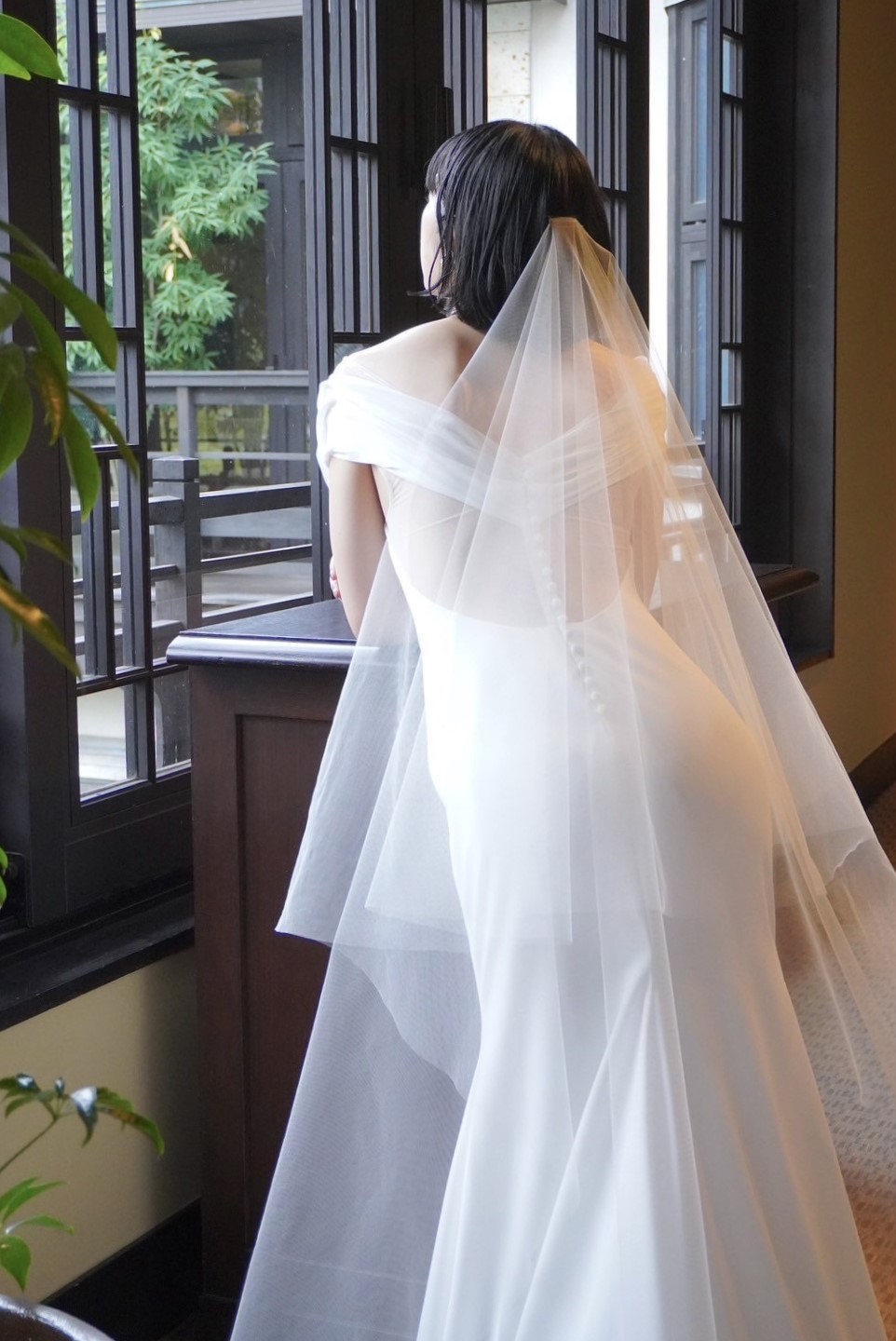 東海エリアにおすすめのウェディングドレス、バックスタイルが綺麗なスレンダーラインのご紹介