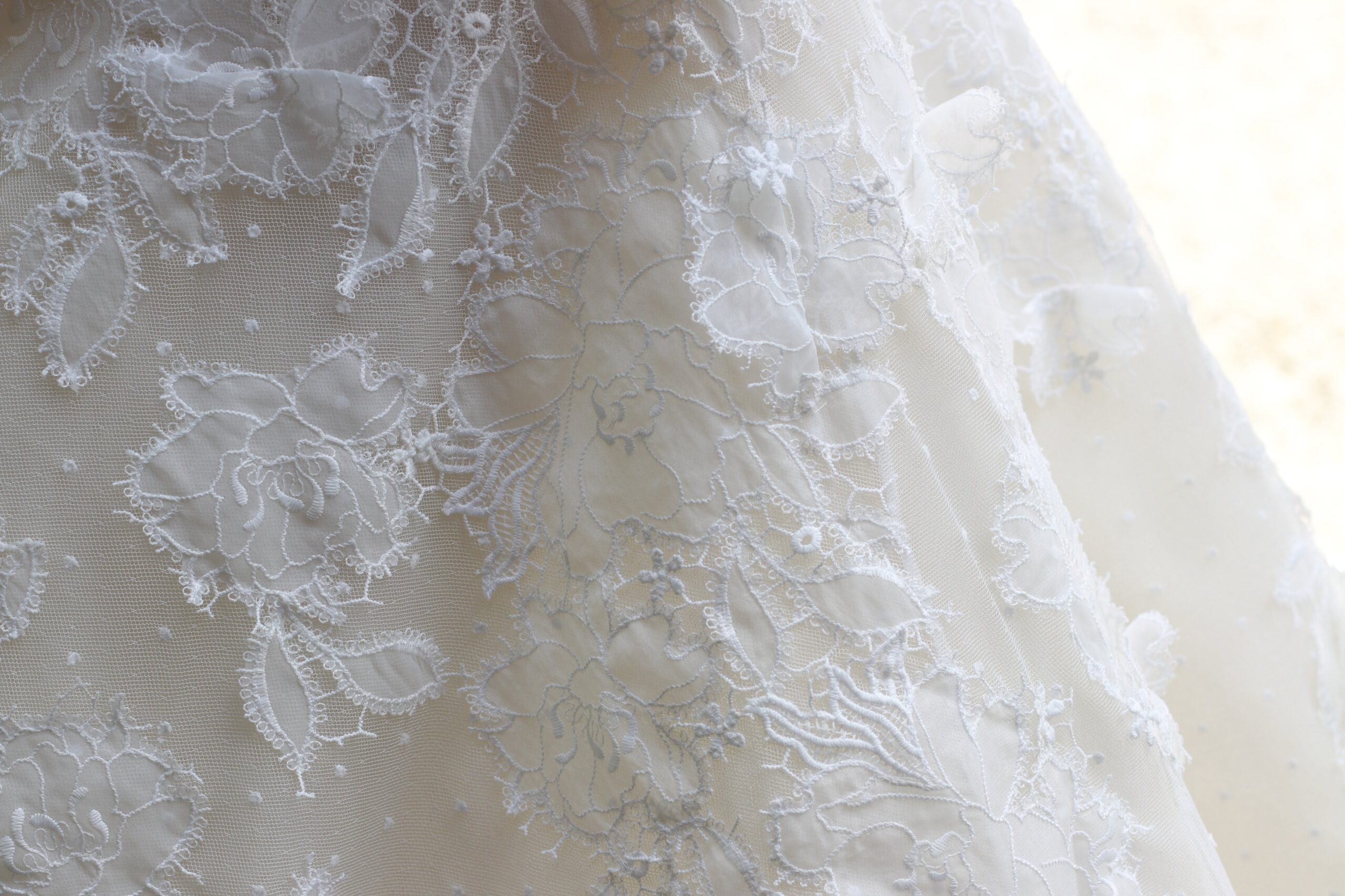 ドレス全体施されたドットチュールと大判なフラワーレースが美しいウェディングドレス