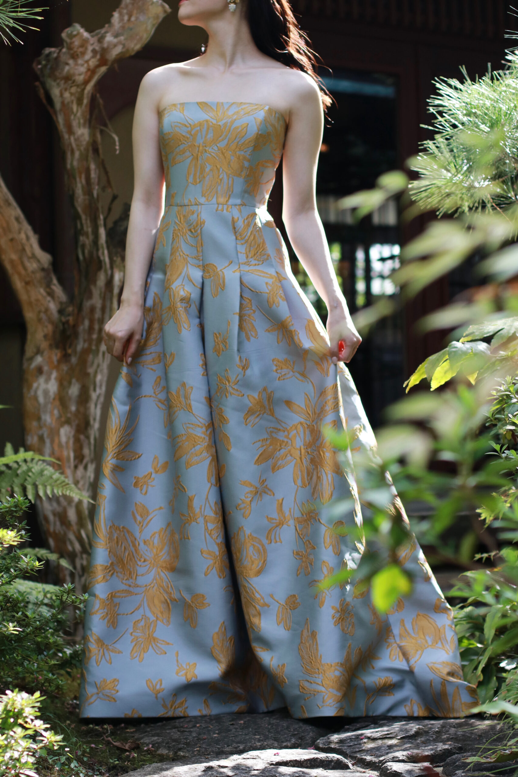 アイスブルーとゴールドの色味に目を引くお洒落なトリートがお取り扱いするアンバルジのカラードレス