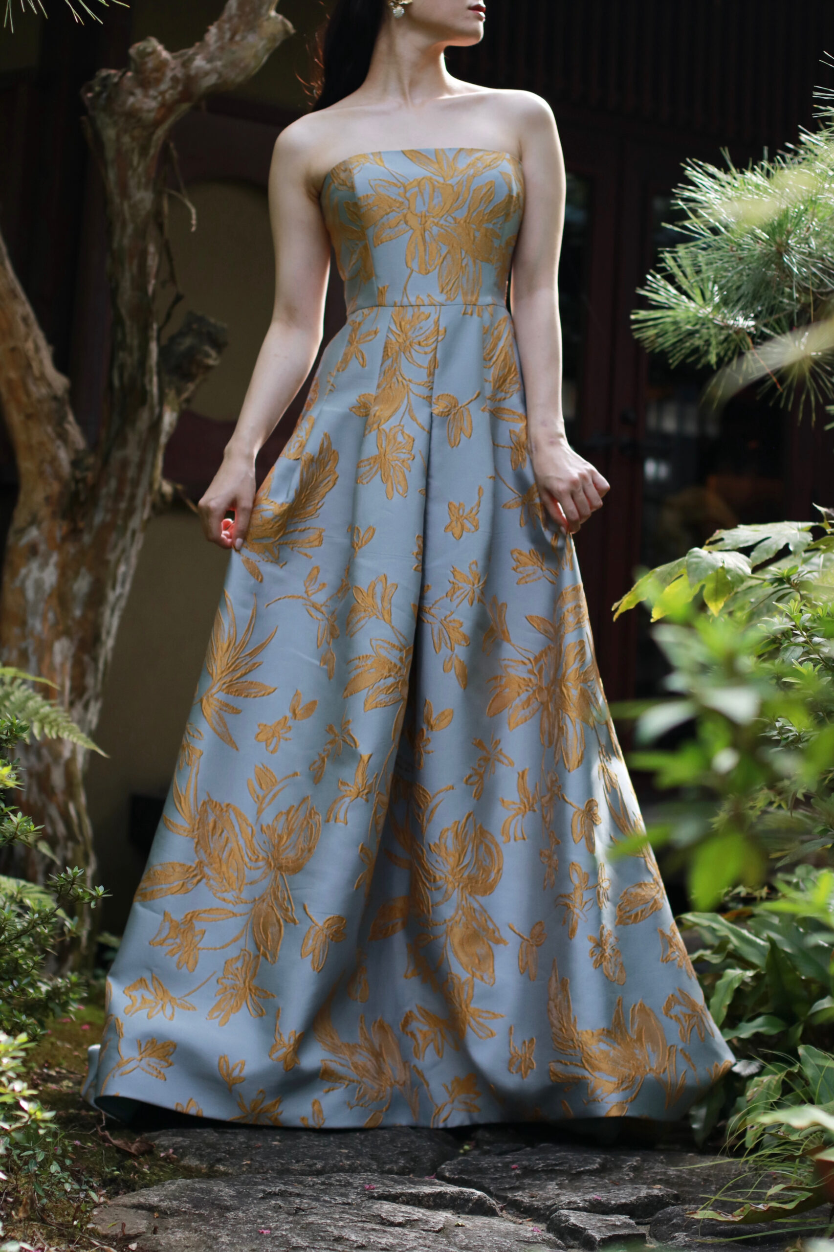 アイスブルーとゴールドの色味に目を引くお洒落なトリートがお取り扱いするアンバルジのカラードレス