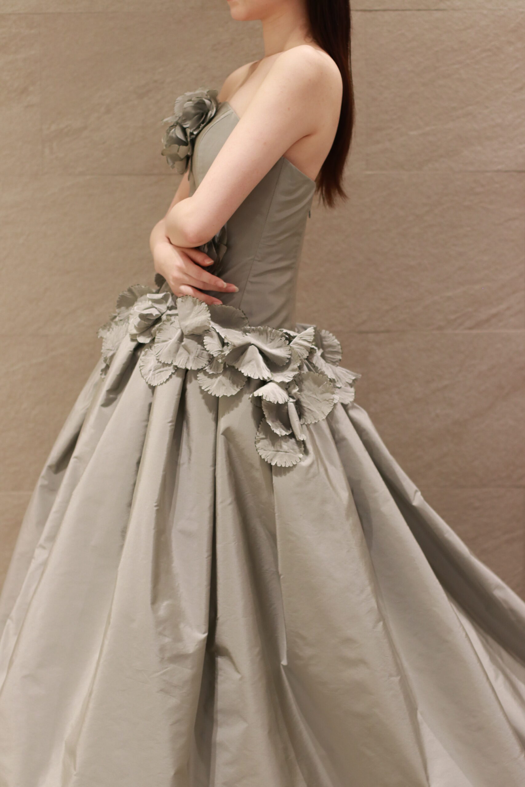スペインのブランドヨーランクリスとザトリートドレッシングでオリジナルで製作したグレーのお洒落なカラードレスをご紹介