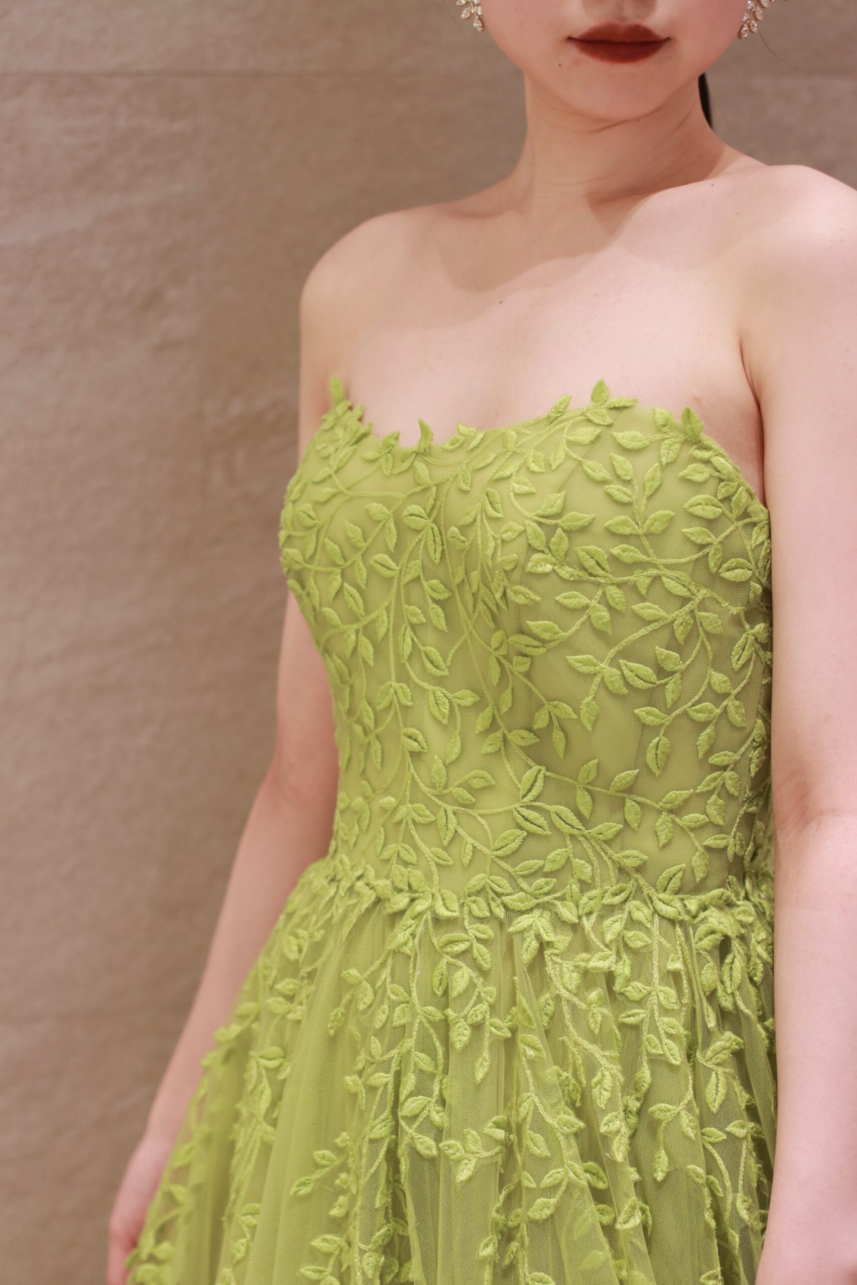 リーフの刺繍が美しいマーク イングラムフォーヴァレンティ―ニより秋冬のトレンドカラーであるオリーブグリーンのチュールAラインのカラードレスをご紹介いたします