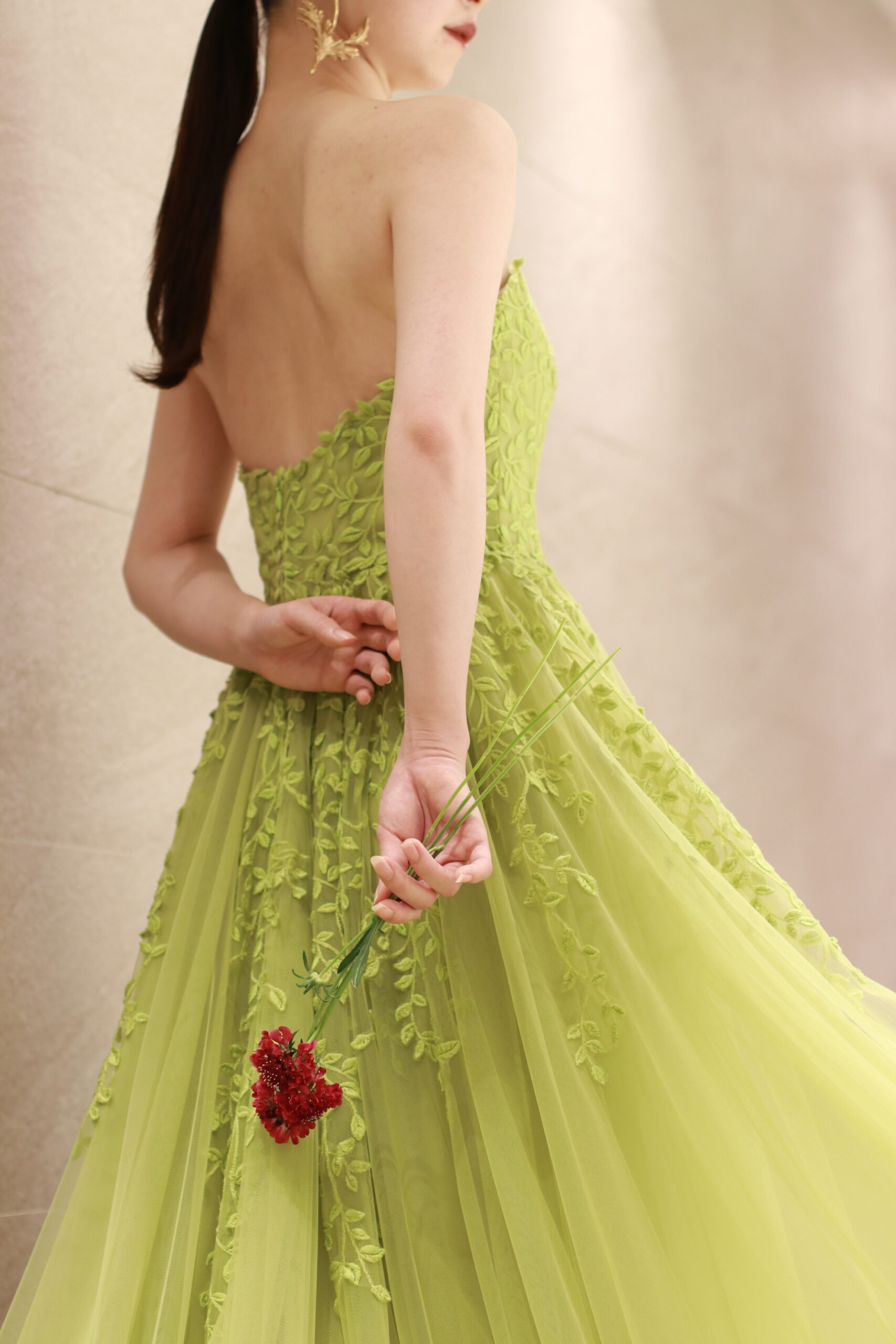 ザトリートドレッシングでお取り扱いのあるマークイングラムフォーヴァレンティ―ニより秋冬のトレンドカラーであるオリーブグリーンのチュールAラインのカラードレスをご紹介いたします