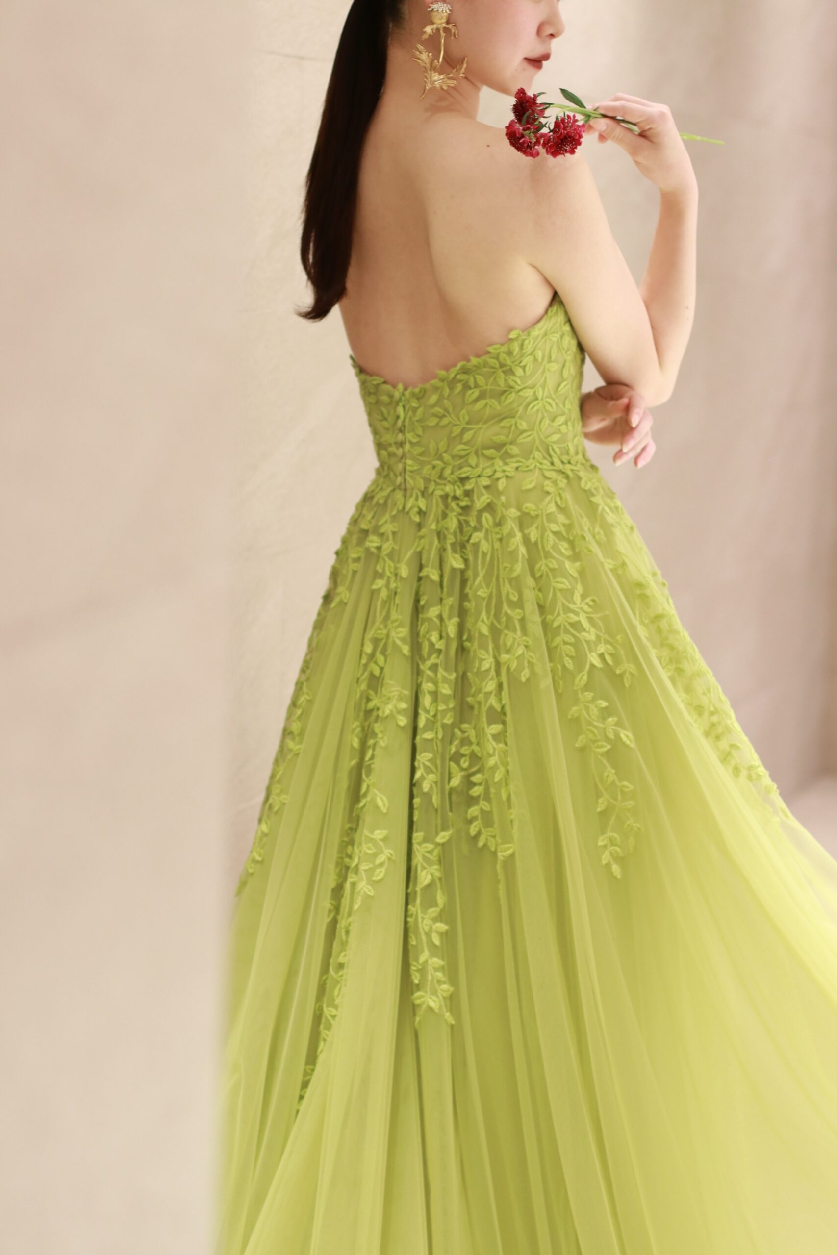 マークイングラムフォーヴァレンティ―ニより秋冬のトレンドカラーであるオリーブグリーンのチュールカラードレスには秋冬の定番カラーであるボルドーのブーケを合わせて、シックでモダンなコーディネートがおすすめです