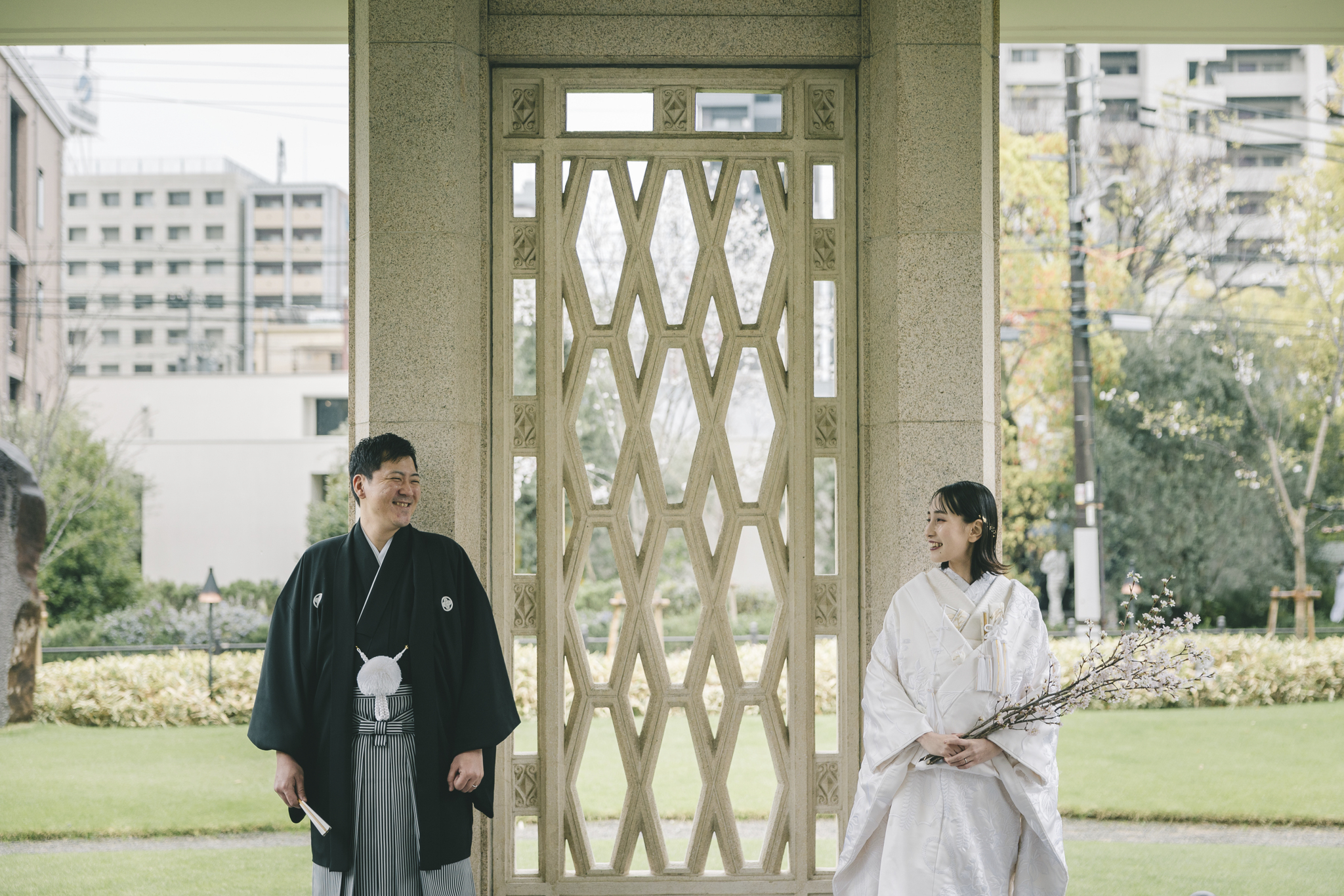 THE TREAT DRESSINGの紋付袴と白無垢を纏ったお二人のザガーデンオリエンタル大阪での前撮り風景