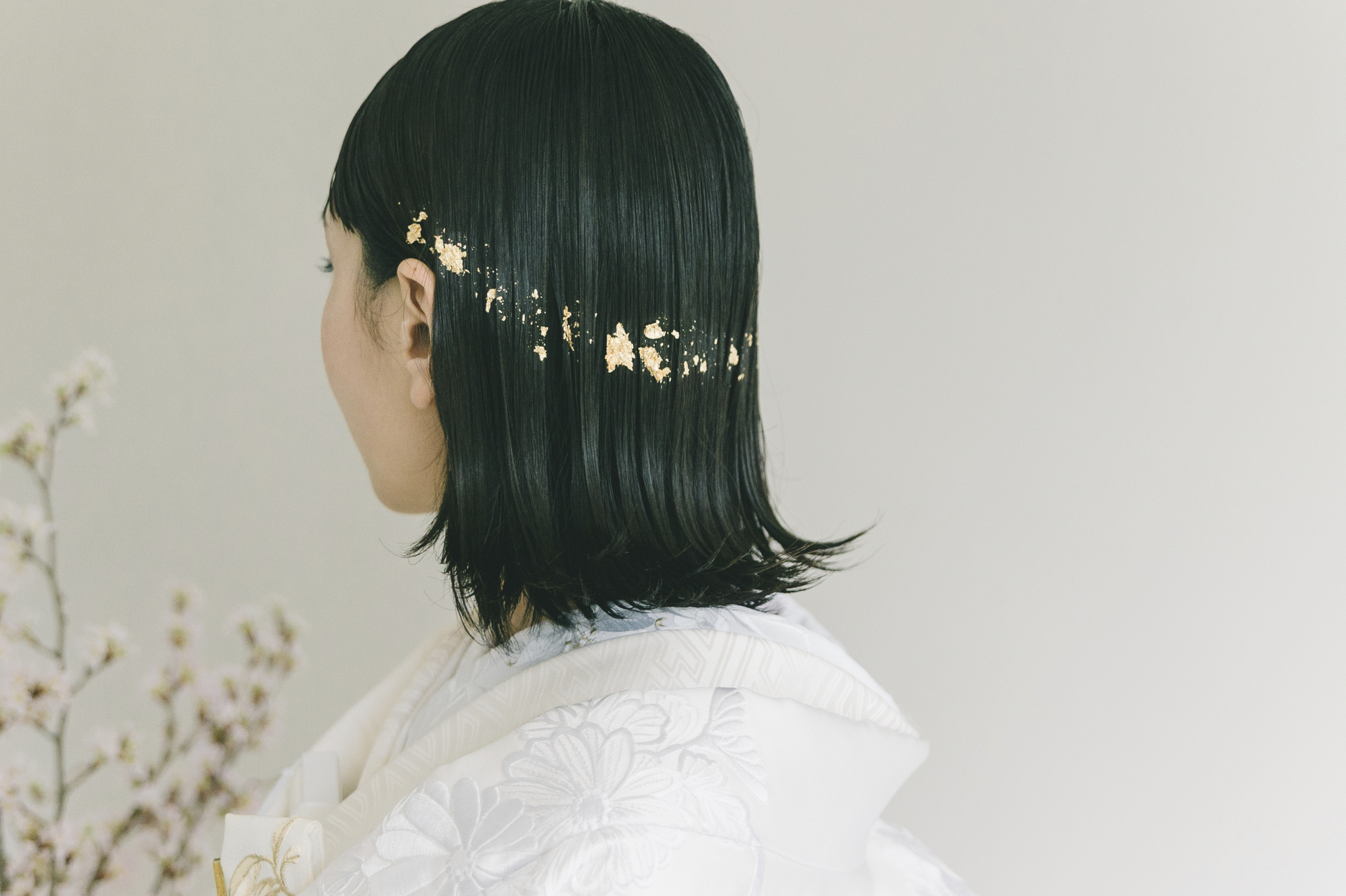 大阪の結婚式場におすすめの花の刺繍が施された光沢が美しい白無垢のコーディネートのご紹介