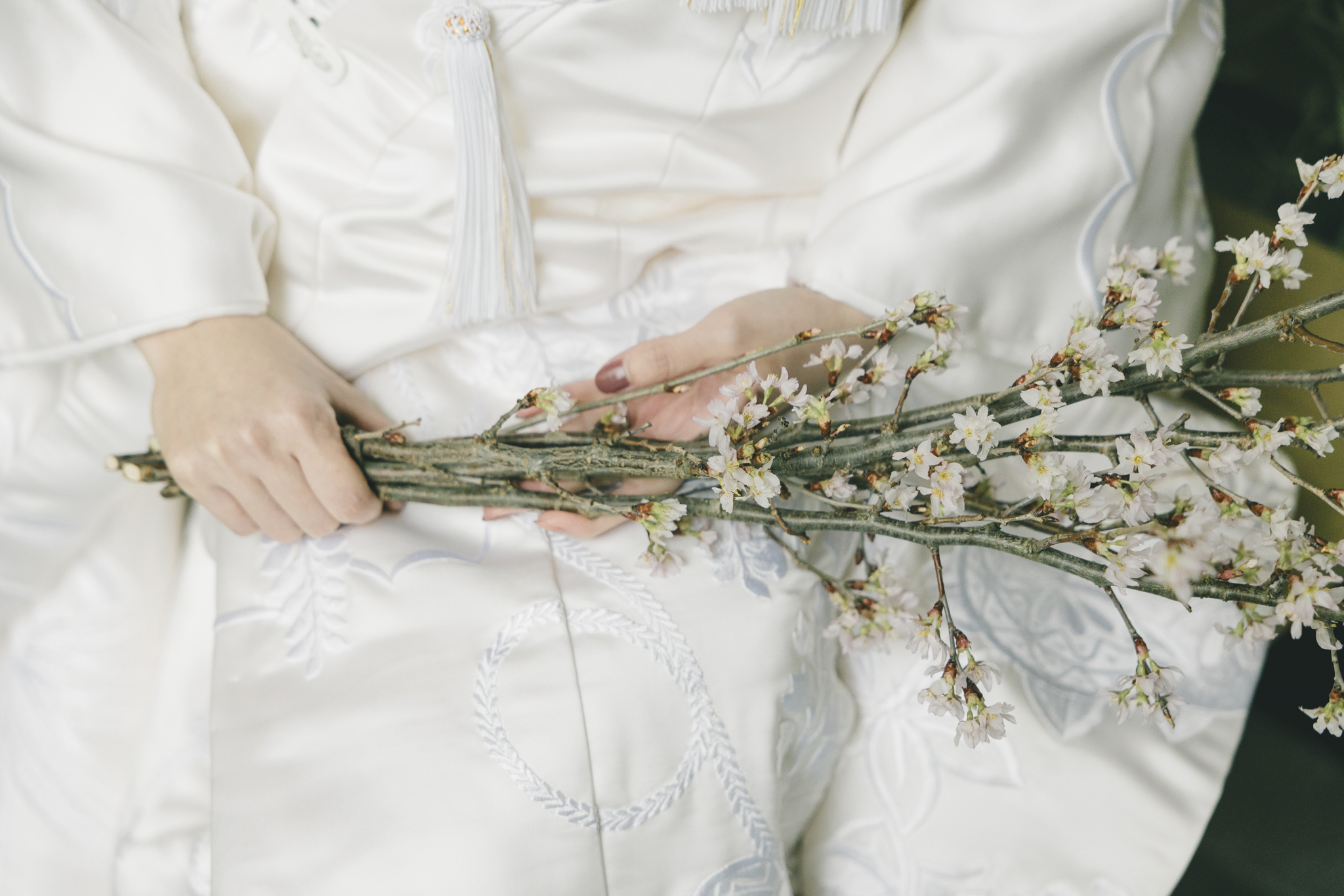 ザトリートドレッシング大阪店よりご紹介する桃色の桜が咲く春の季節におすすめな白無垢のコーディネート