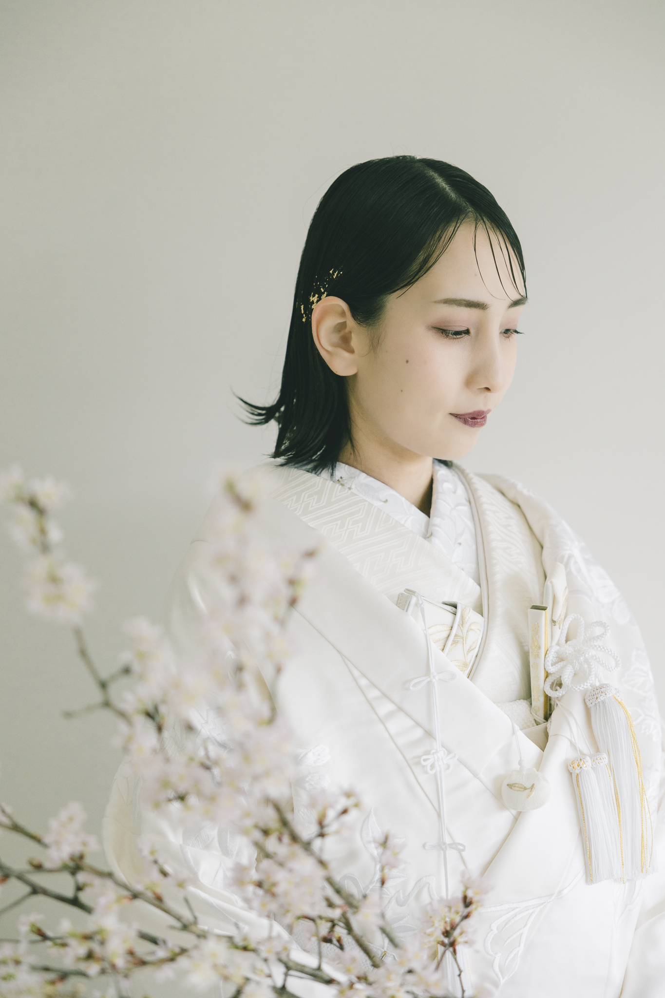 THE TREAT DRESSINGよりご紹介する大阪のおしゃれ花嫁におすすめの藤の花などの花々の刺繍が施された白無垢