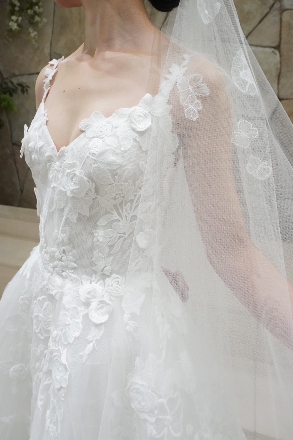 お身体のラインを綺麗に見せる総レースが美しいプリンセスラインのウェディングドレスのご紹介
