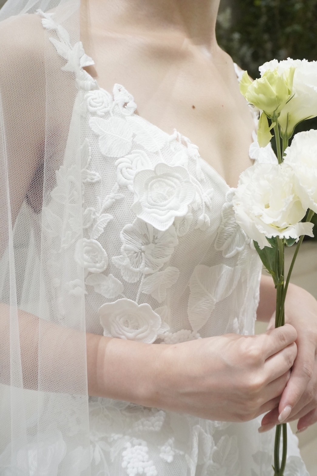 腰元から広がるシルエットで女性らしさを強調しスタイルよく見せることができるモニークルイリエのウェディングドレス