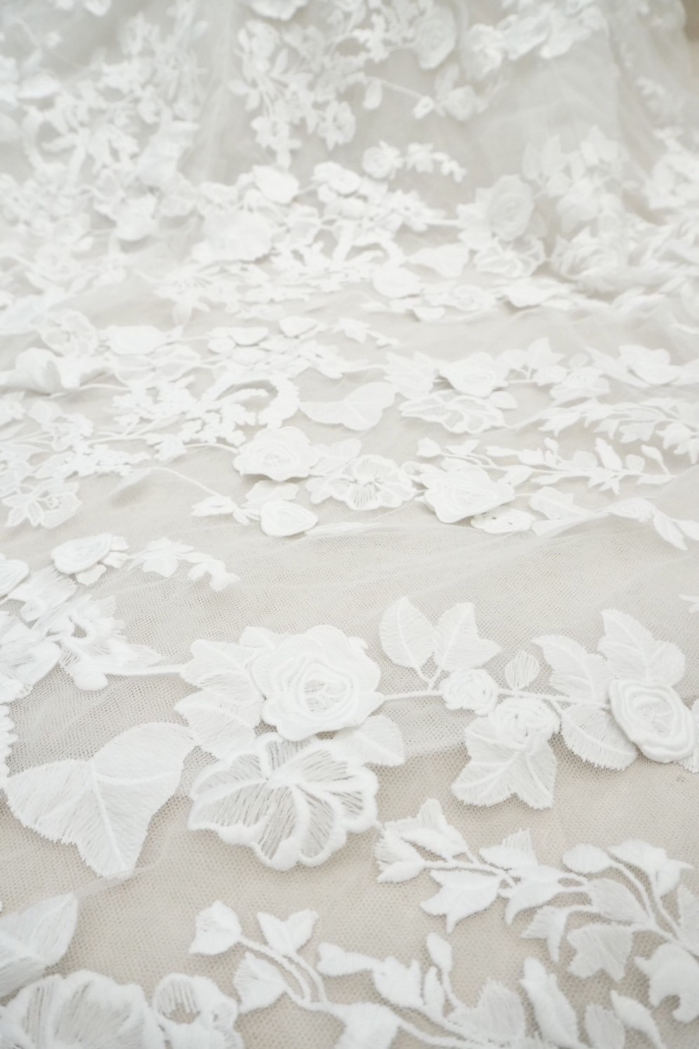 女性の曲線美を活かすプリンセスラインのモニークルイリエのウェディングドレス