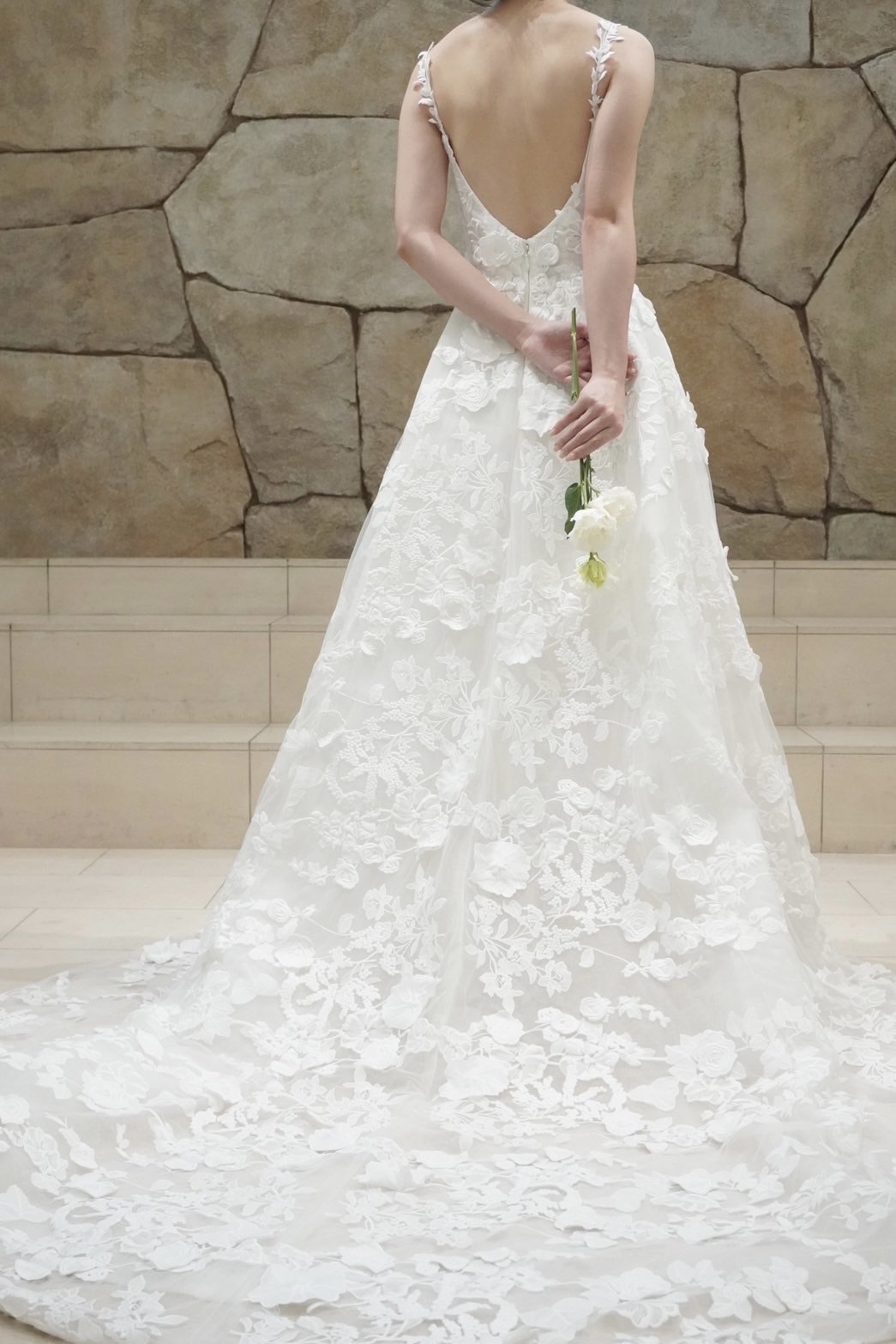 ザカワブンナゴヤにおすすめのローズの3Dレースが目を惹く贅沢なプリンセスラインのウェディングドレス