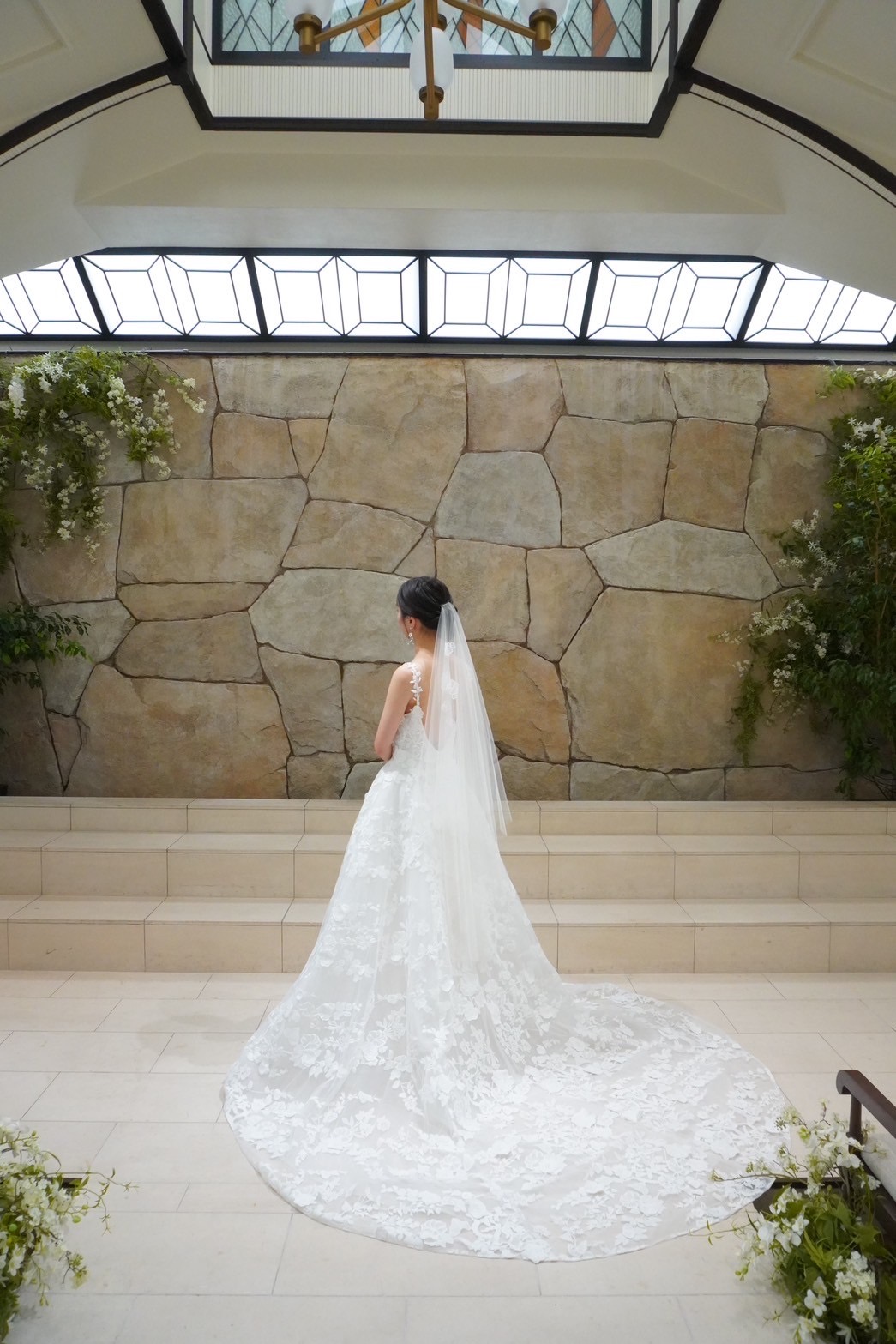 ザカワブンナゴヤで纏うフラワーレースが美しいモニークルイリエのウェディングドレス