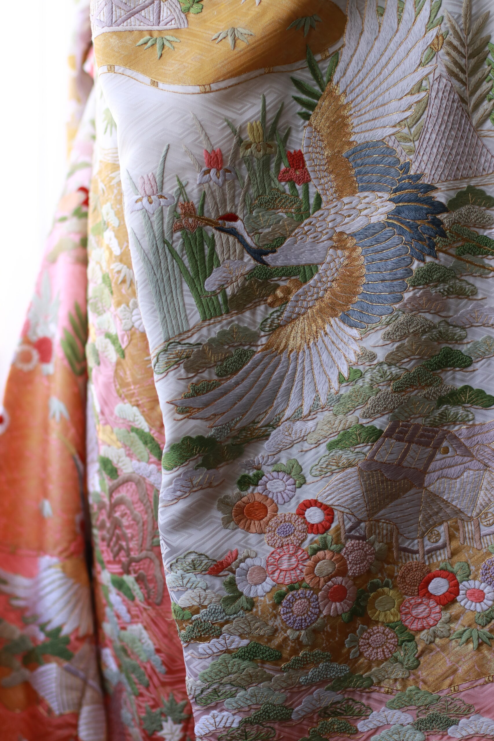 熟練の技術で仕上げられた相良刺繍が美しい東京エリアの花嫁におすすめの色打掛