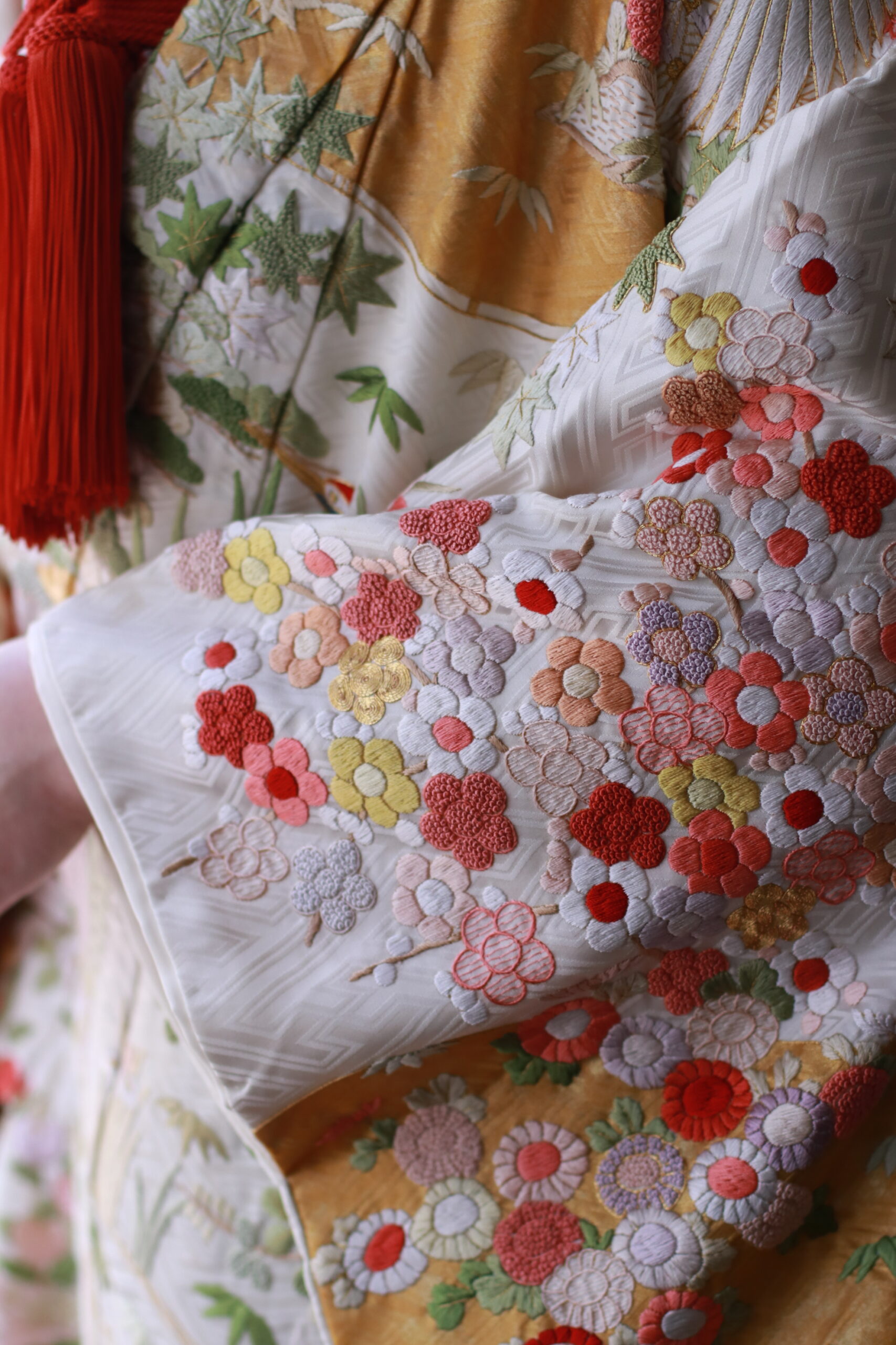 相良刺繍が美しい華やかな色打掛のご紹介