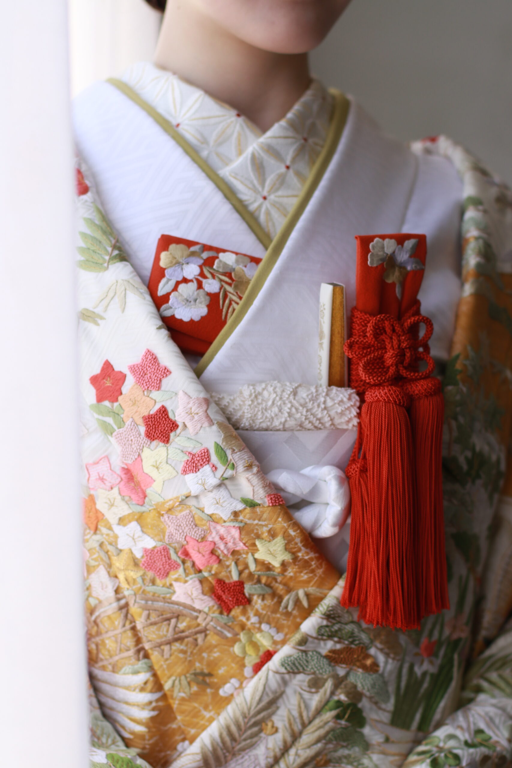 色打掛に合わせて、半衿や重衿、筥迫、懐剣、扇子などのお小物で色合わせを楽しむコーディネートのご提案