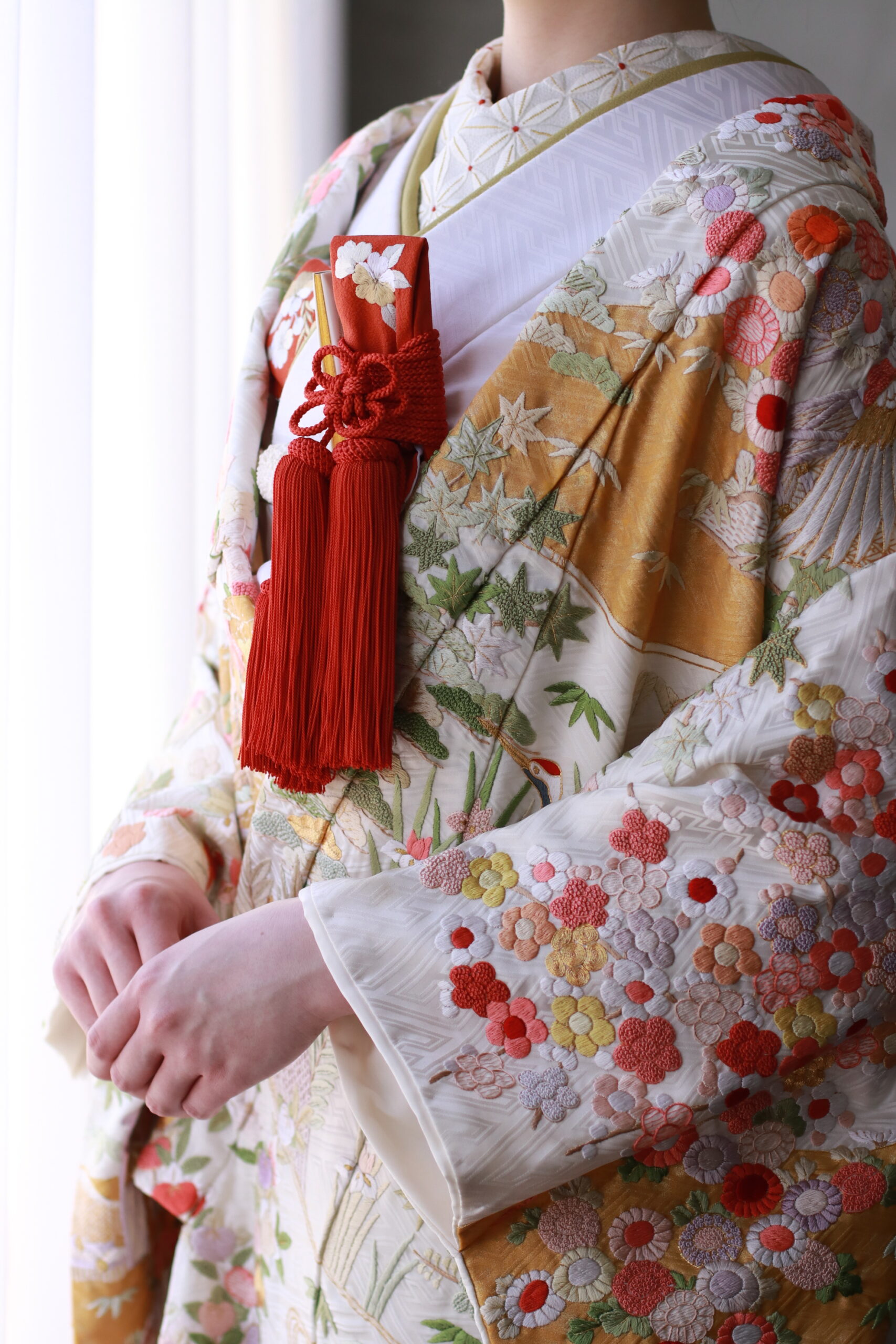 東京エリアで結婚式を挙げられる花嫁におすすめの本物の和装の中から、相良刺繍が美しい色打掛をザトリートドレッシングアディションよりご紹介いたします