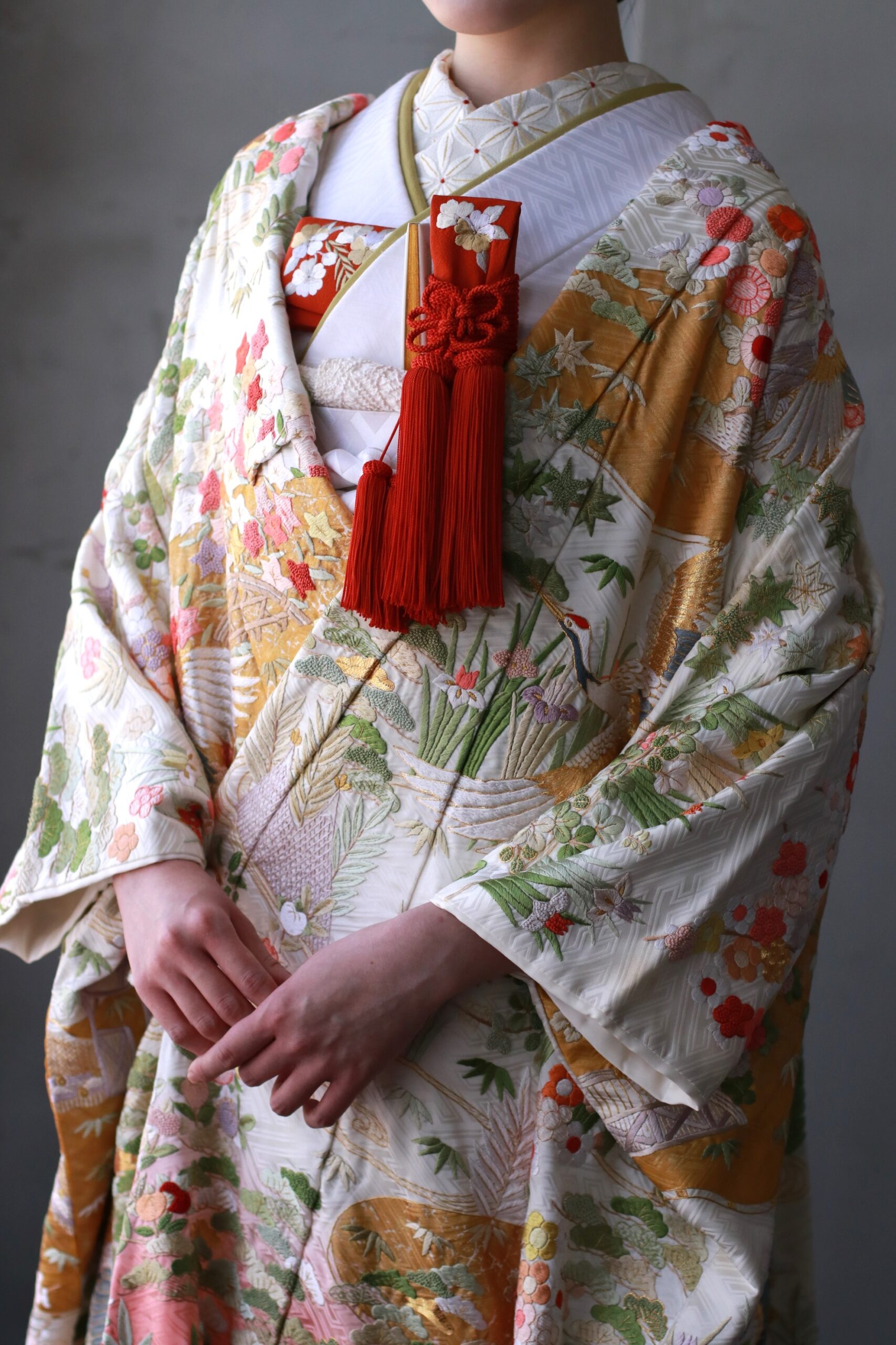 東京エリアの結婚式におすすめの相良刺繍が美しい色打掛をザトリートドレッシングアディション店よりご紹介