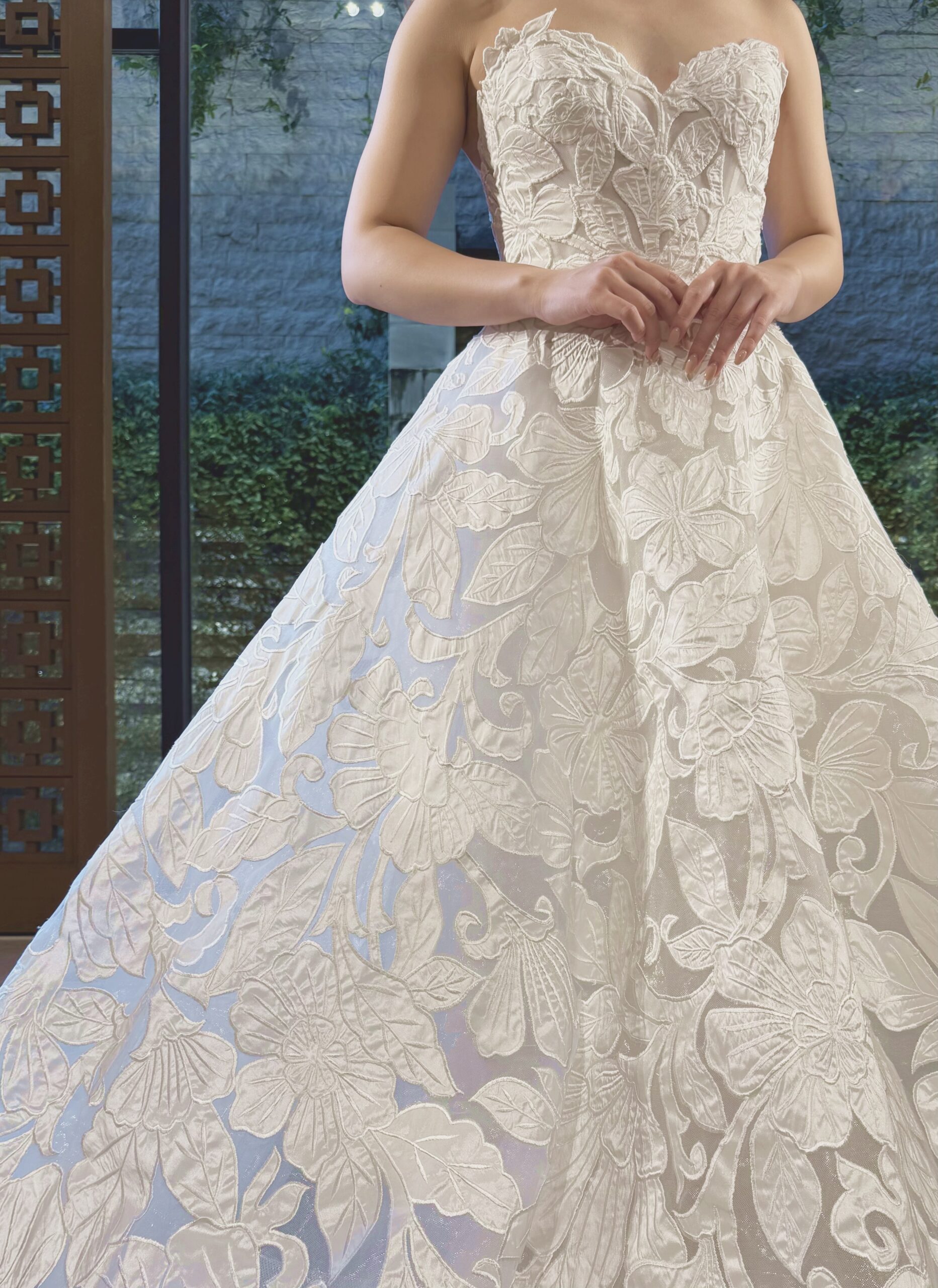 身に纏った瞬間に胸が高鳴り、繊細で芸術的なインド刺繍と洗練された上品なシルエットのエナウラの新作ウェディングドレス