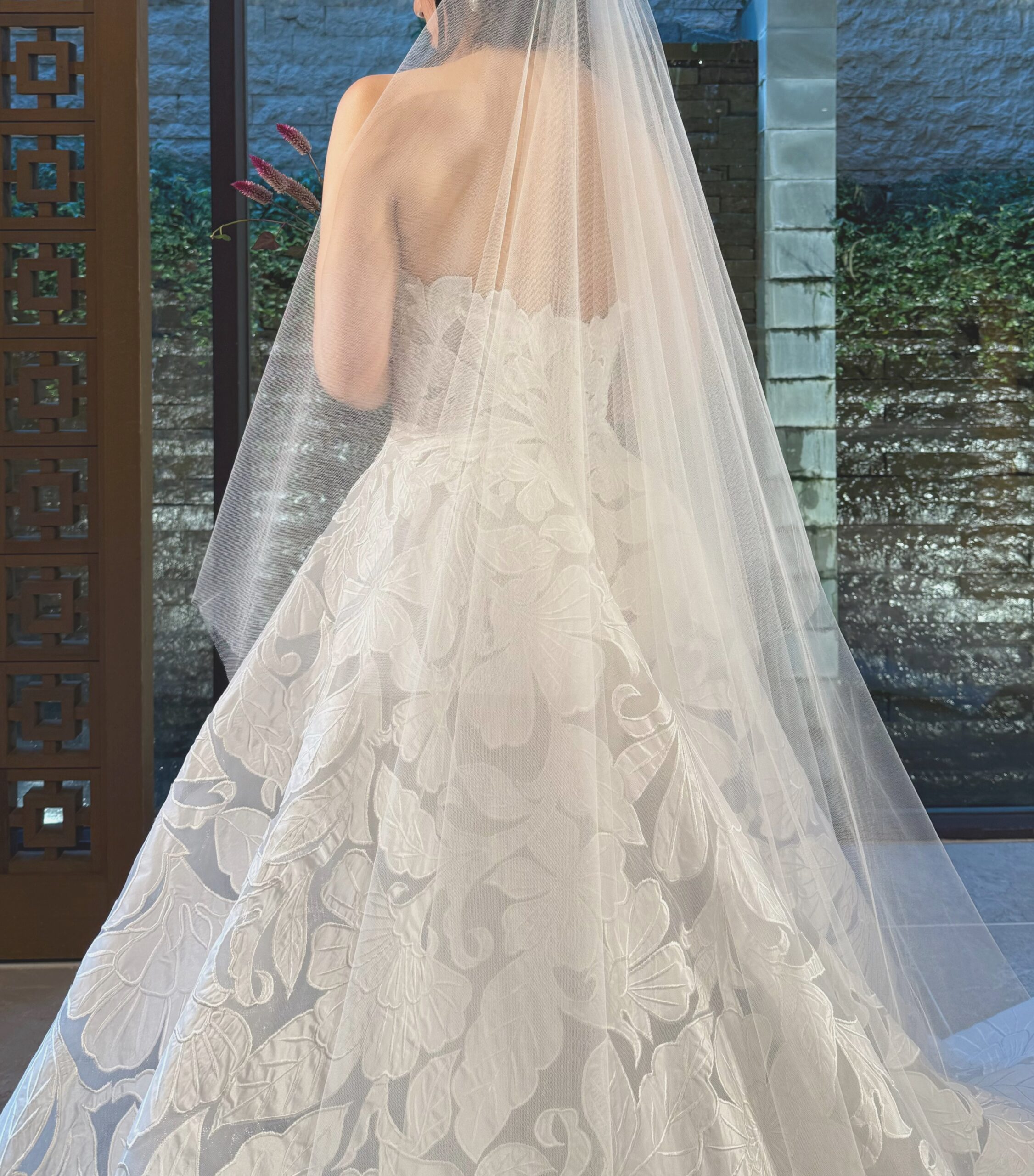 ENAURA(エナウラ)の新作ウェディングドレスには “花嫁がドレスを身に纏った際に 自身のオーラで輝いてほしい”そんな思いが込められています。