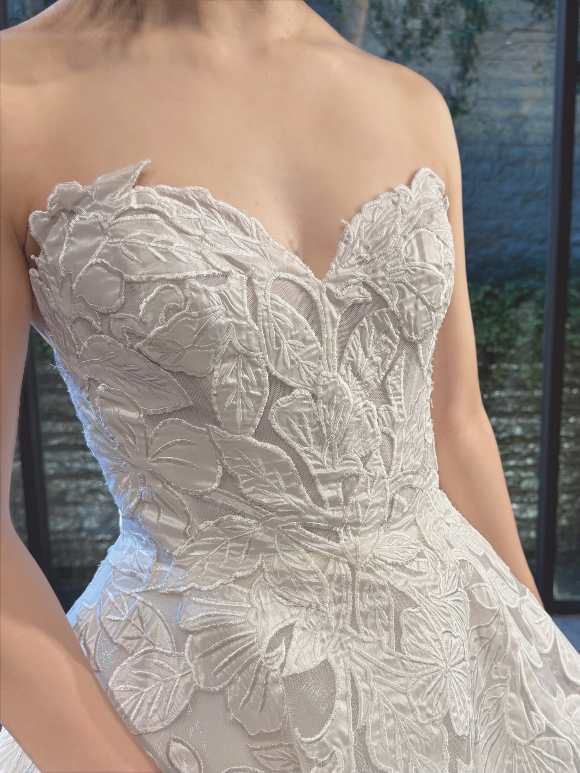 THE TREAT DRESSINGの新作ウェディングドレスには繊細で複雑なフィリグリーモチーフのレースが施されており 特別な一日を華やかに彩ります。