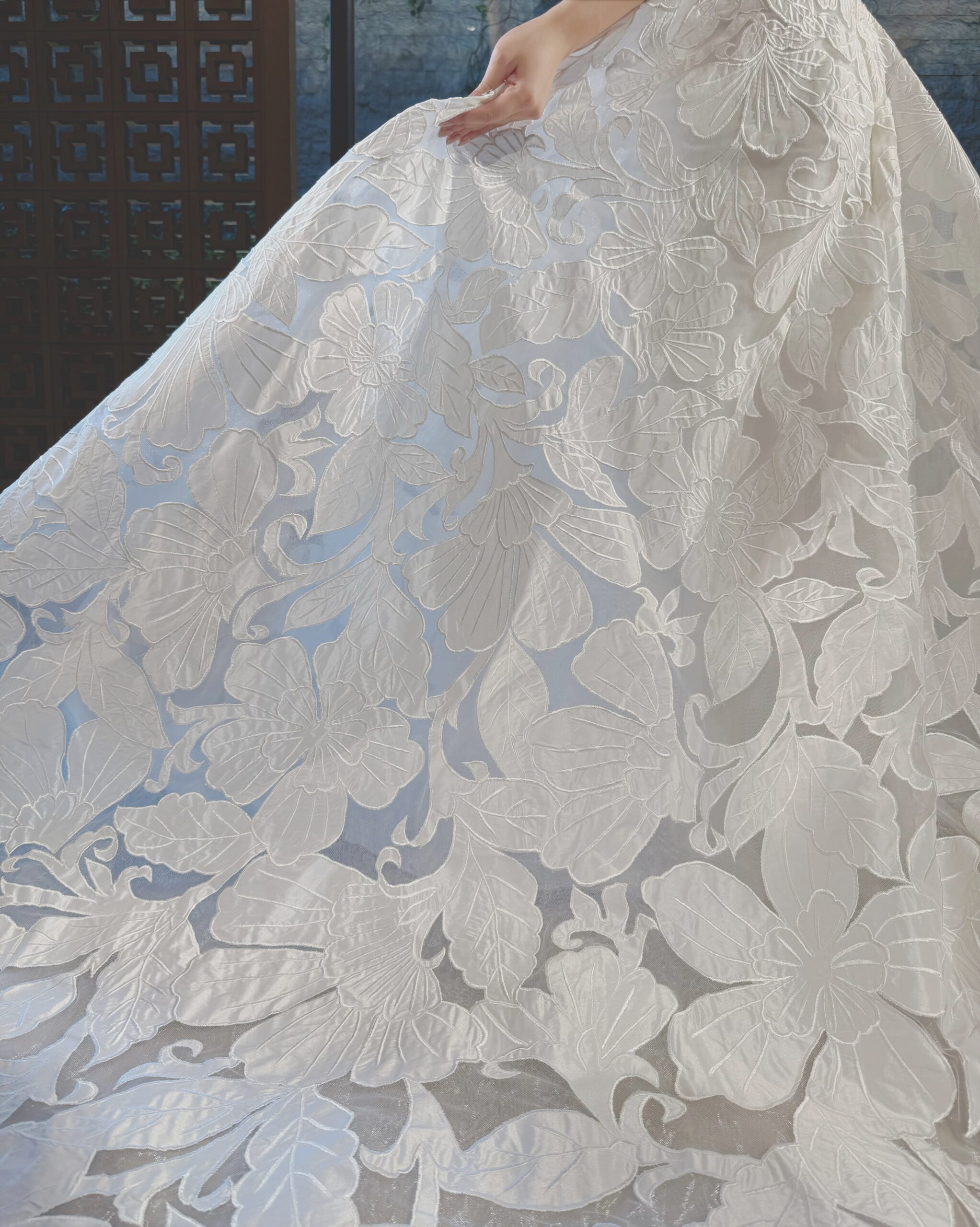 渦巻く植物にインスピレーションを受け” Florence”と名付けられたTHE TREAT DRESSINGの新作ウェディングドレス