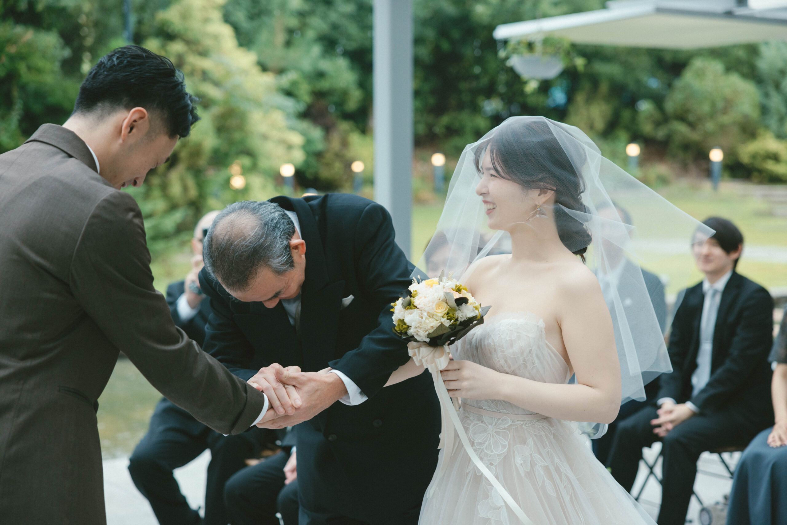 THETREATDRESSINGのウエディングドレスとタキシードで行うガーデンウェディングのご紹介