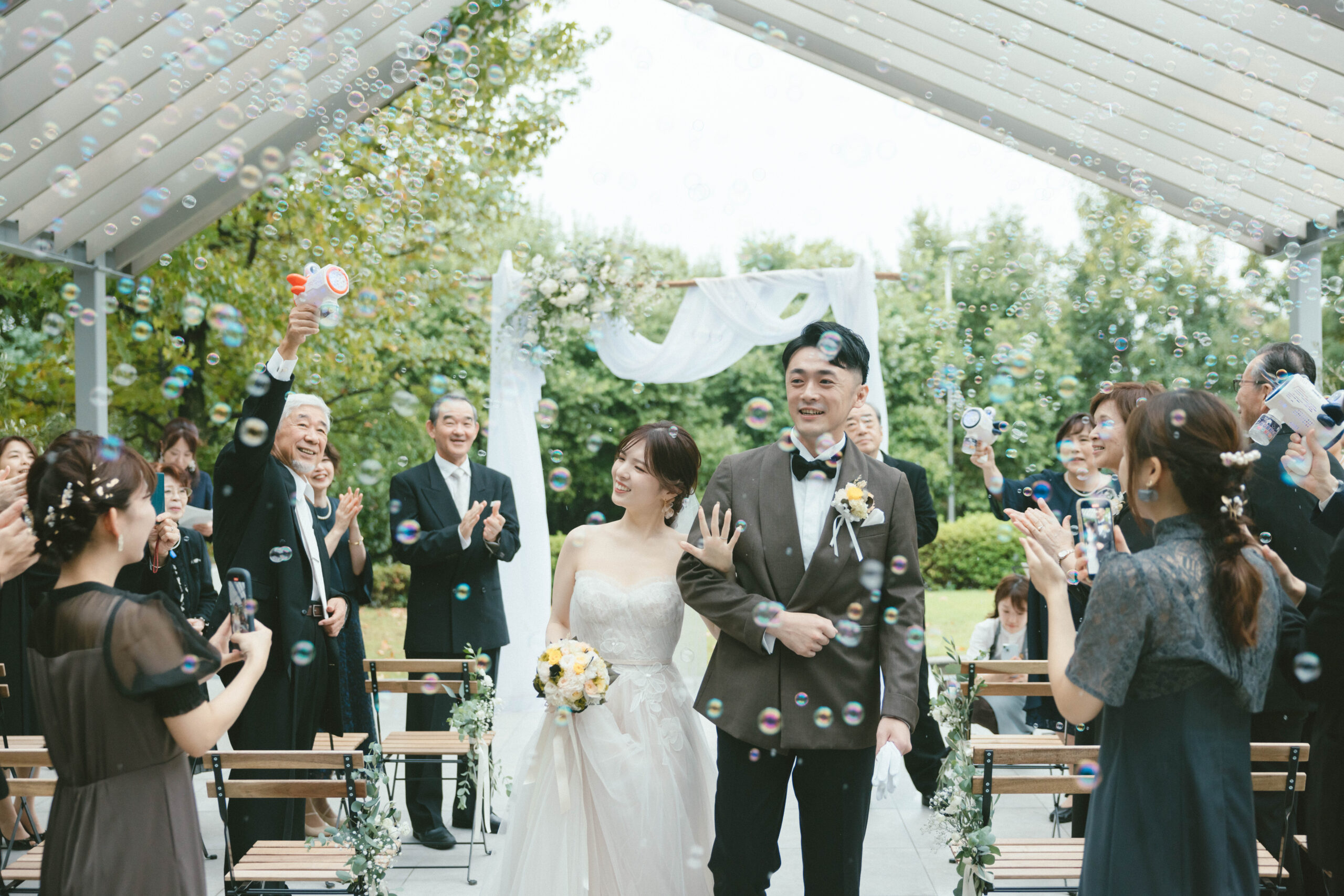 ガーデンを兼ね備えた結婚式会場は一年を通して緑豊かな風情が楽しめられアットホームな雰囲気にぴったりです