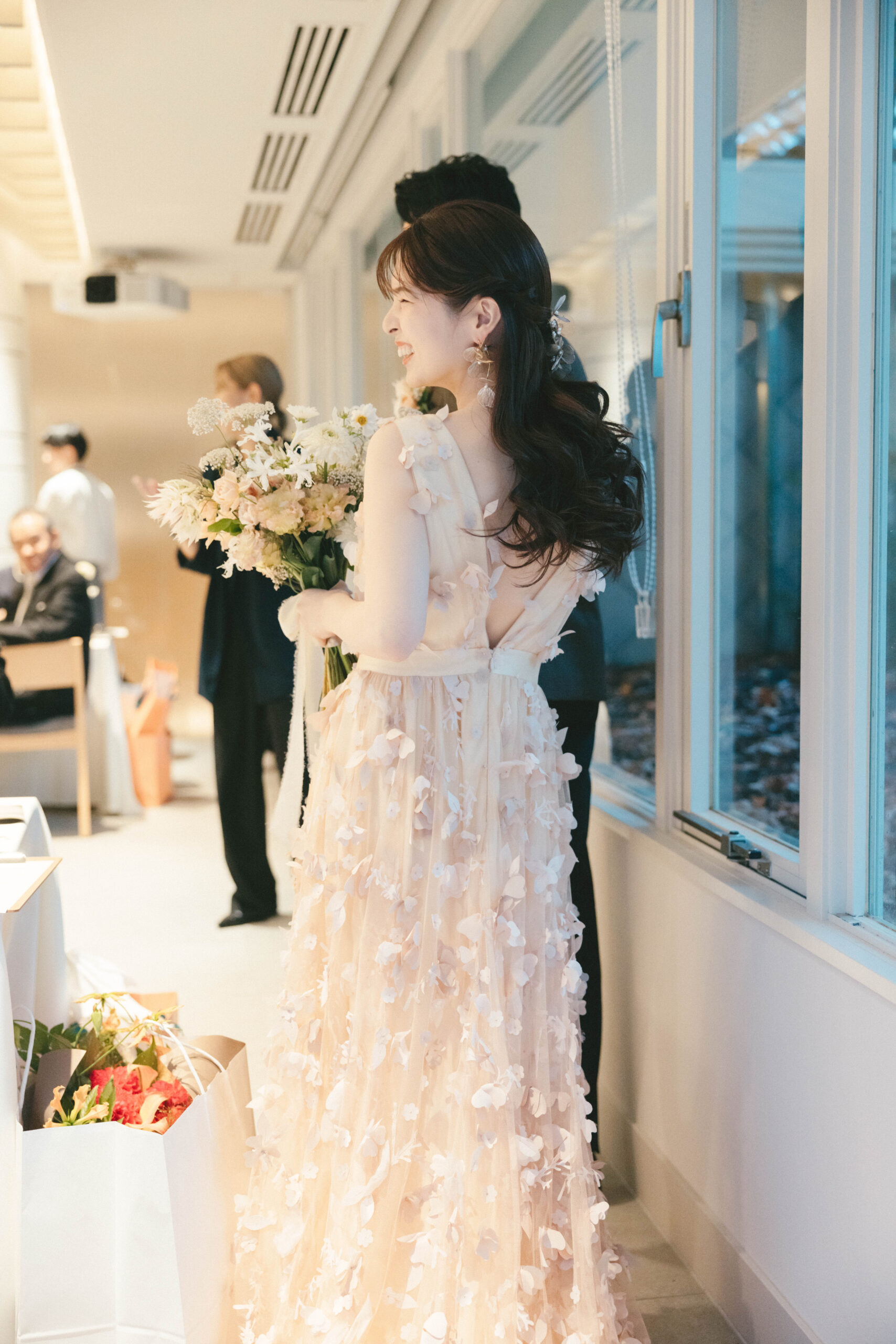 大阪のナチュラルな会場でアットホームなパーティーのお色直しにおすすめしたいフラワーモチーフが華やぐAラインのカラードレス