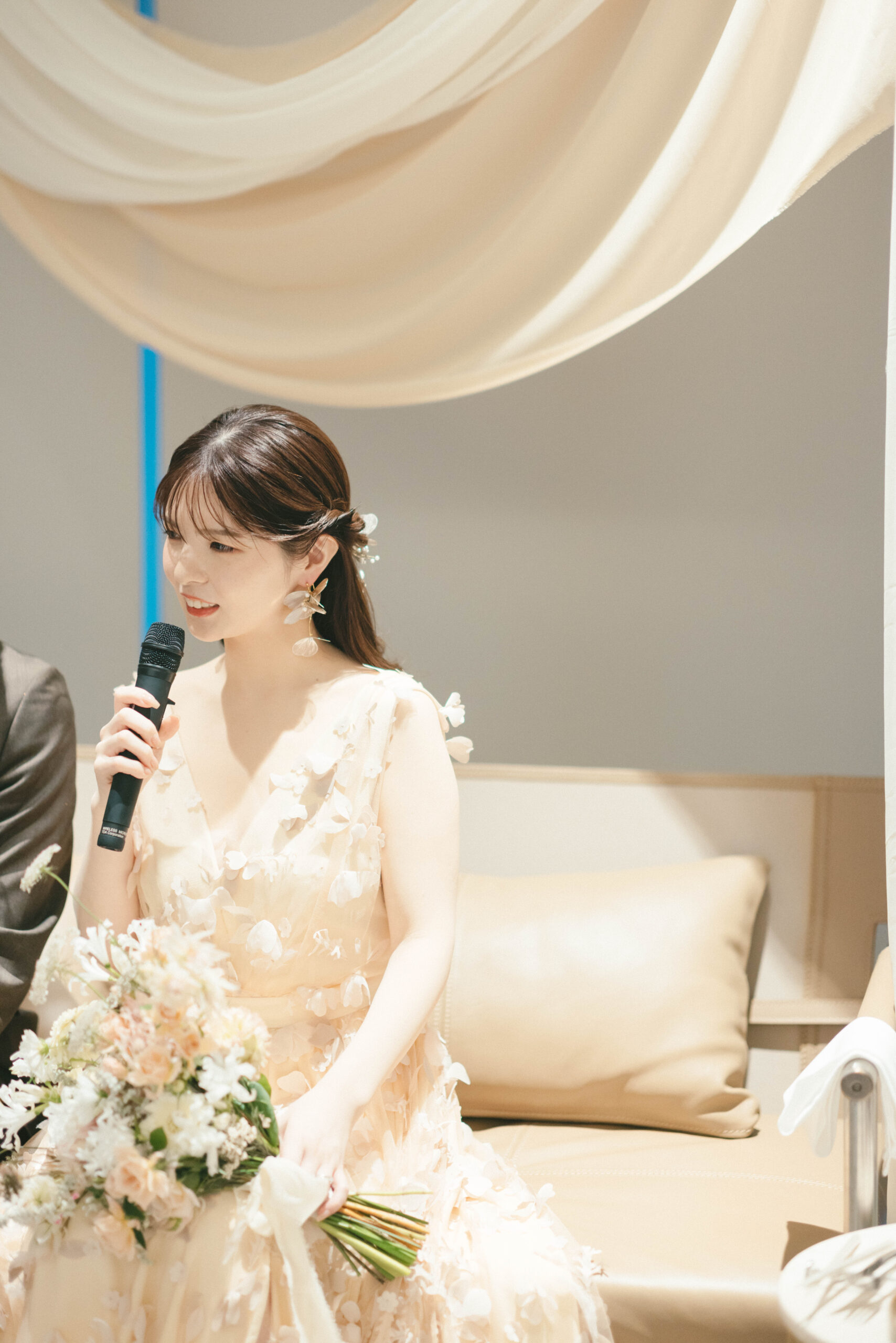 THETREATDRESSINGよりご紹介する大阪のおしゃれ花嫁におすすめの幸福感溢れる淡い色味のカラードレス