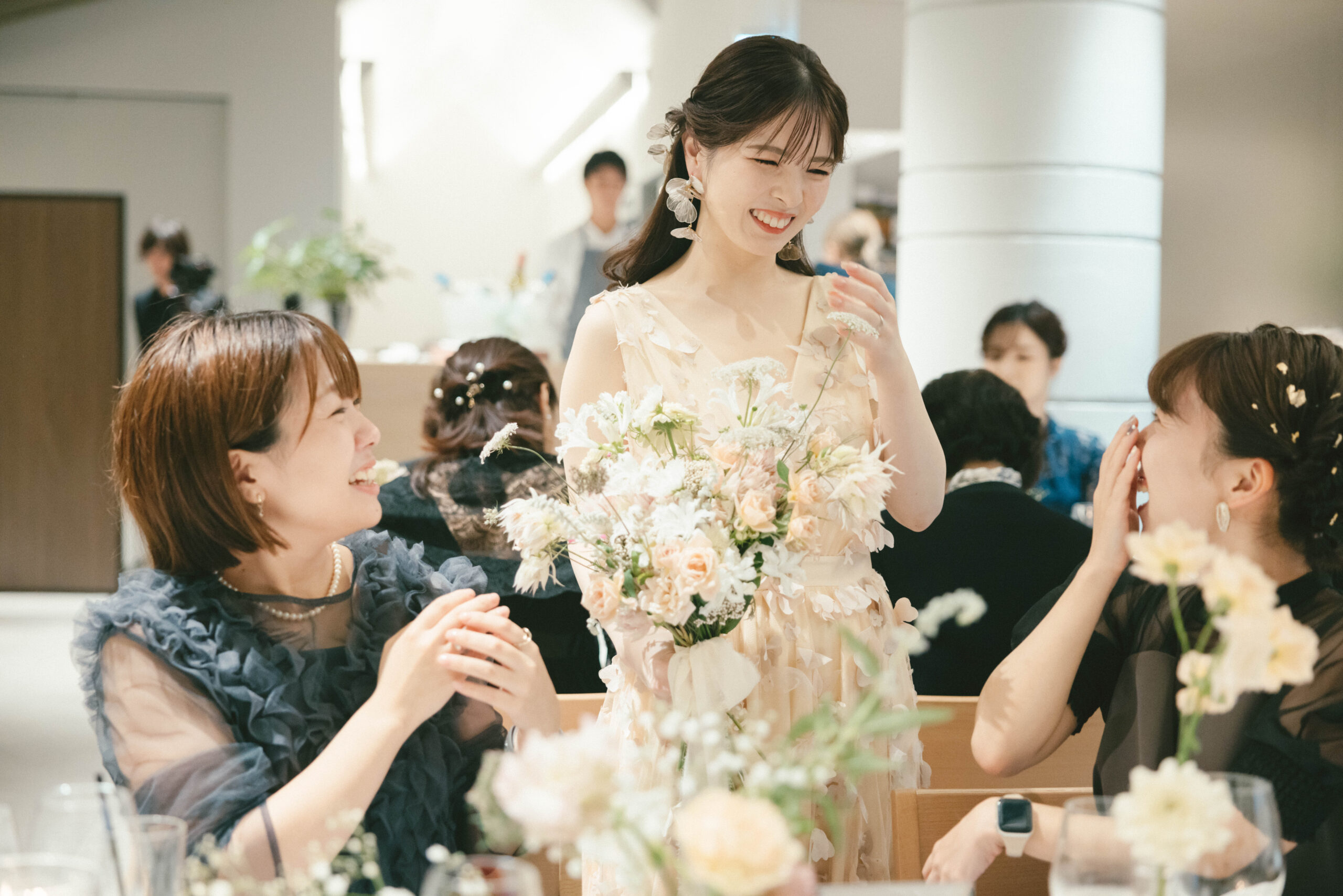 大阪の緑豊かな会場で叶えるアットホームなパーティーのお色直しにおすすめしたいモダンでフェミニンなAラインのカラードレス