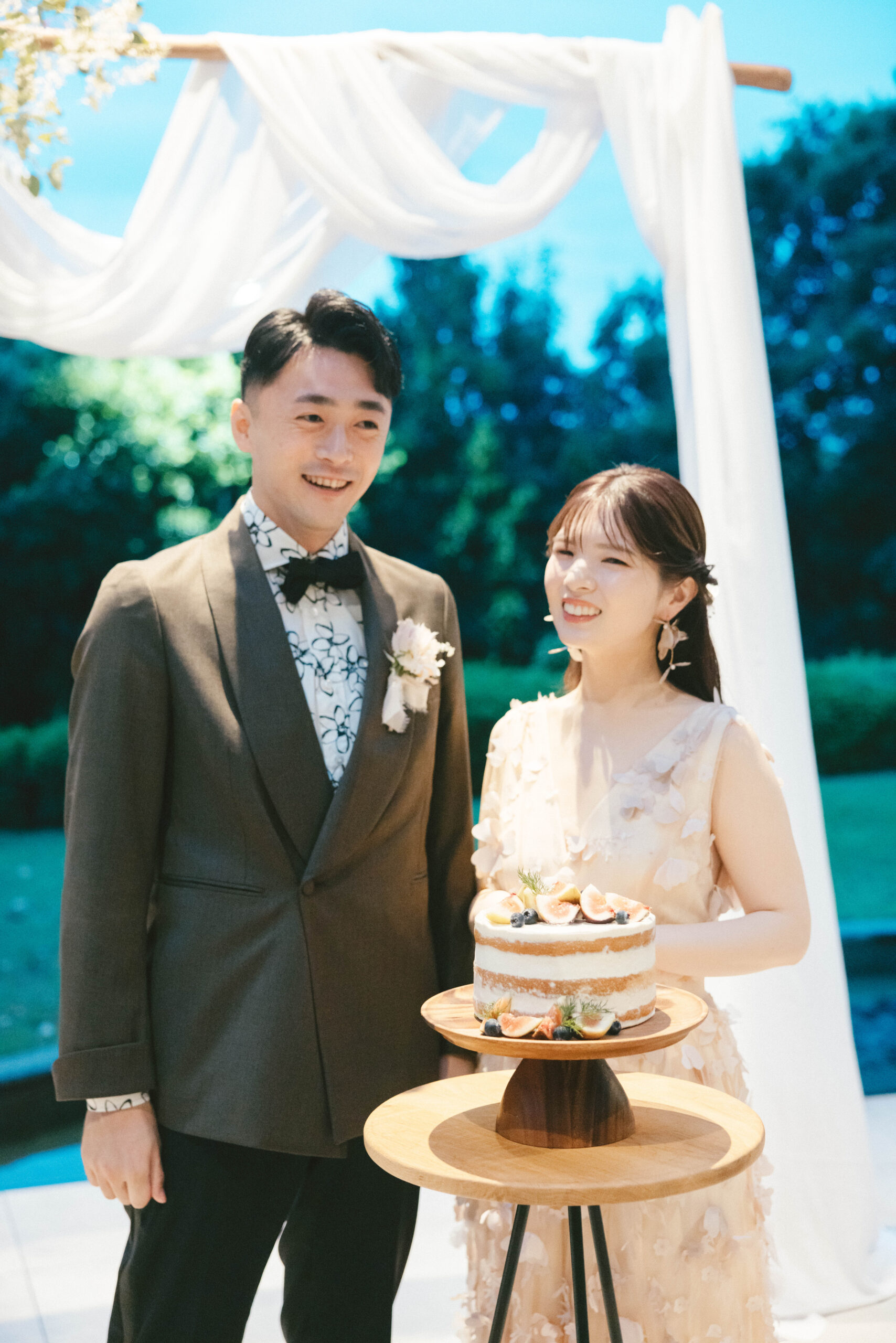 ザ トリートドレッシング大阪店よりご紹介するササにおすすめのカラードレスとタキシードのコーディネート