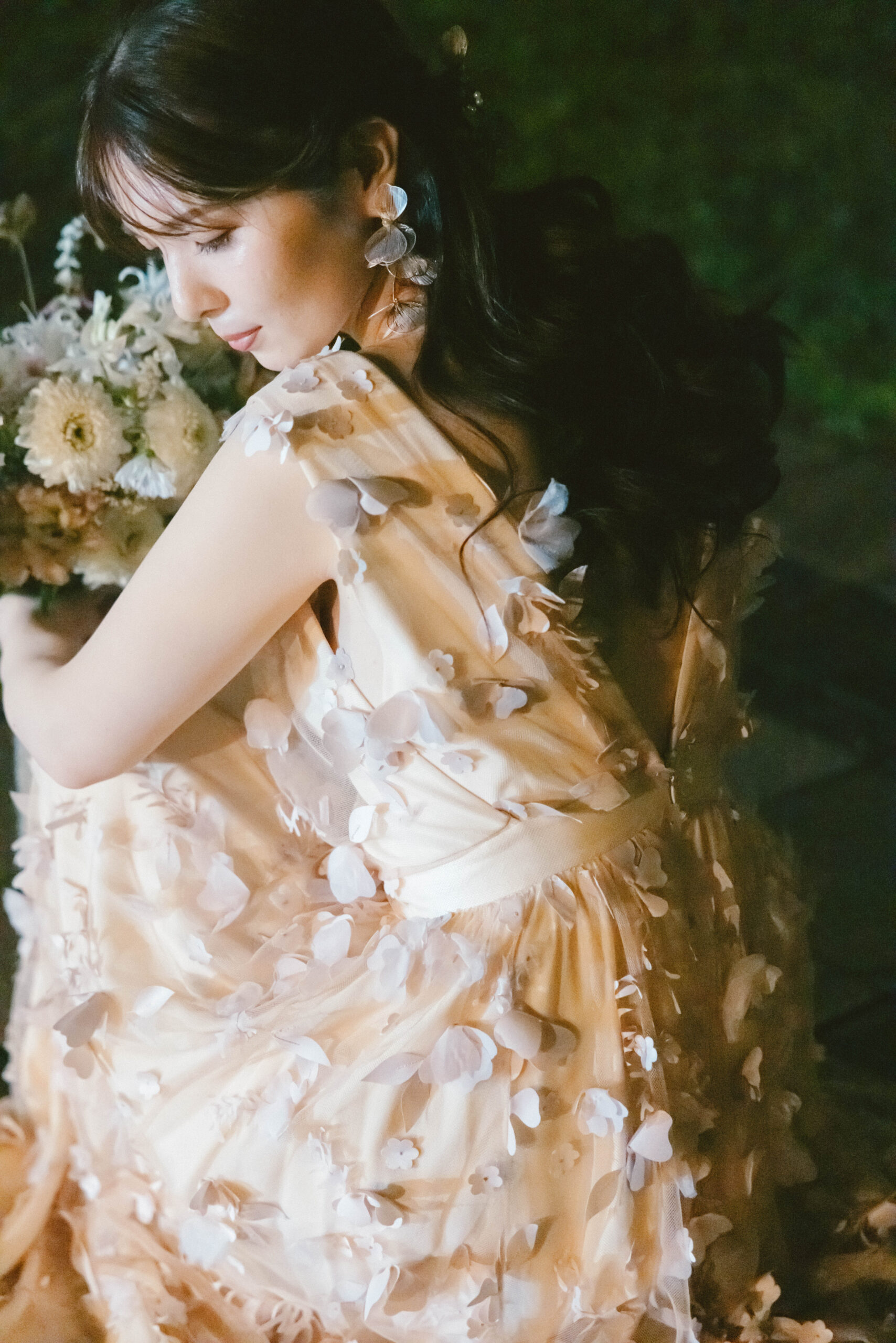 夜の森のロマンティックなムードで過ごすカラードレスのコーディネートのご紹介