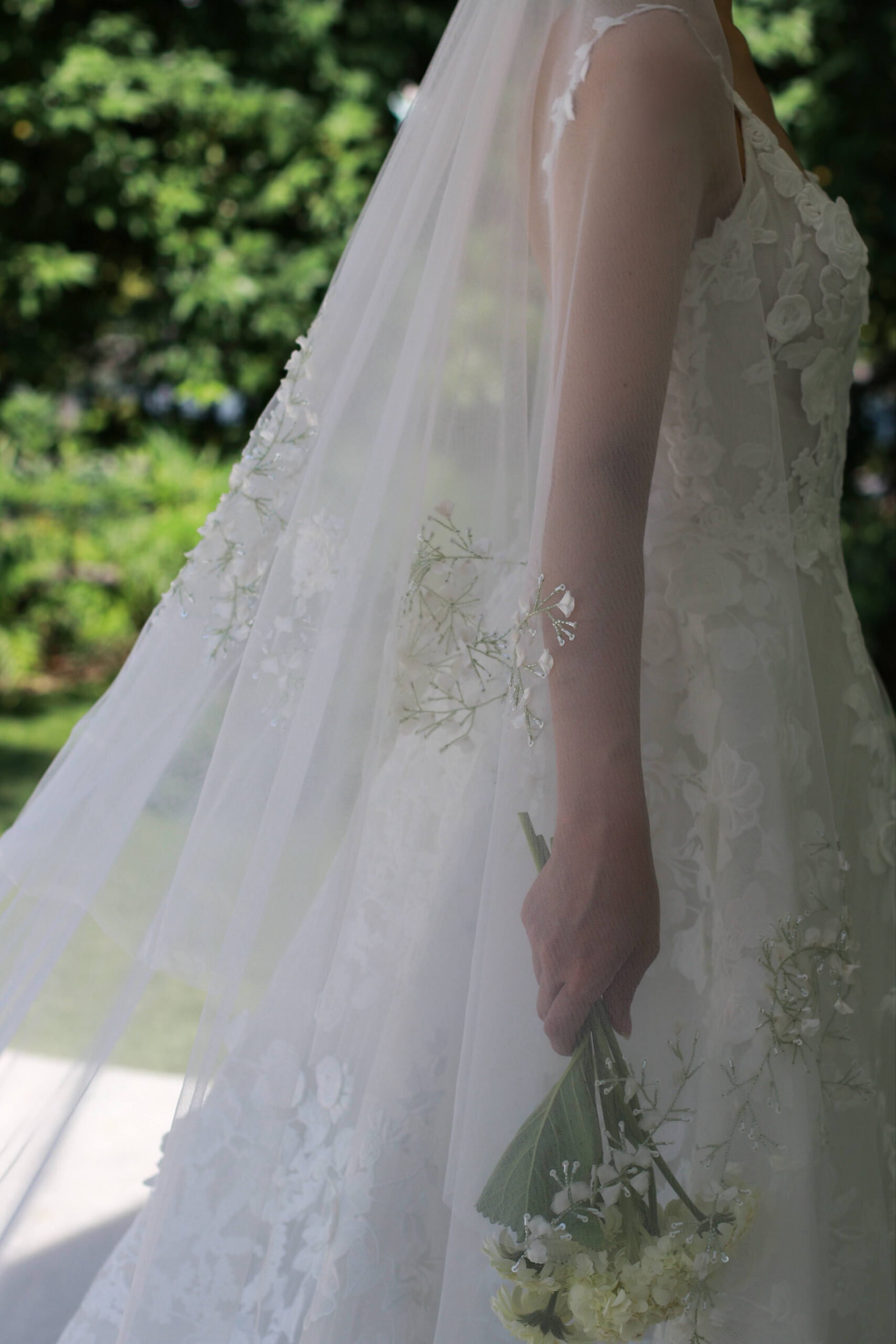 優しく風に揺れるモニークルイリエのロングベール