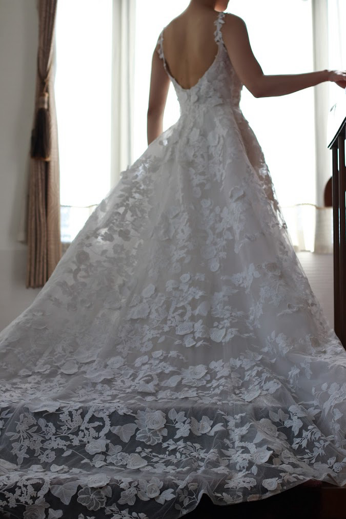 旧迎賓館のクラシカルさに調和するモニークルイリエのウェディングドレス