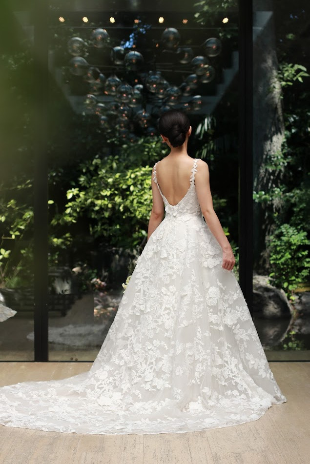 優美さを叶えるモニークルイリエのウェディングドレス