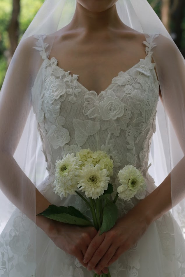 フラワーモチーフの美しいレースのウェディングドレス