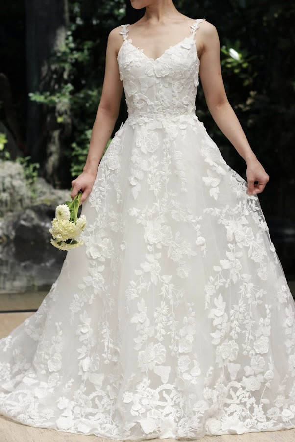 緑溢れるガーデンオリエンタル大阪のチャペルに佇むAラインのウェディングドレス