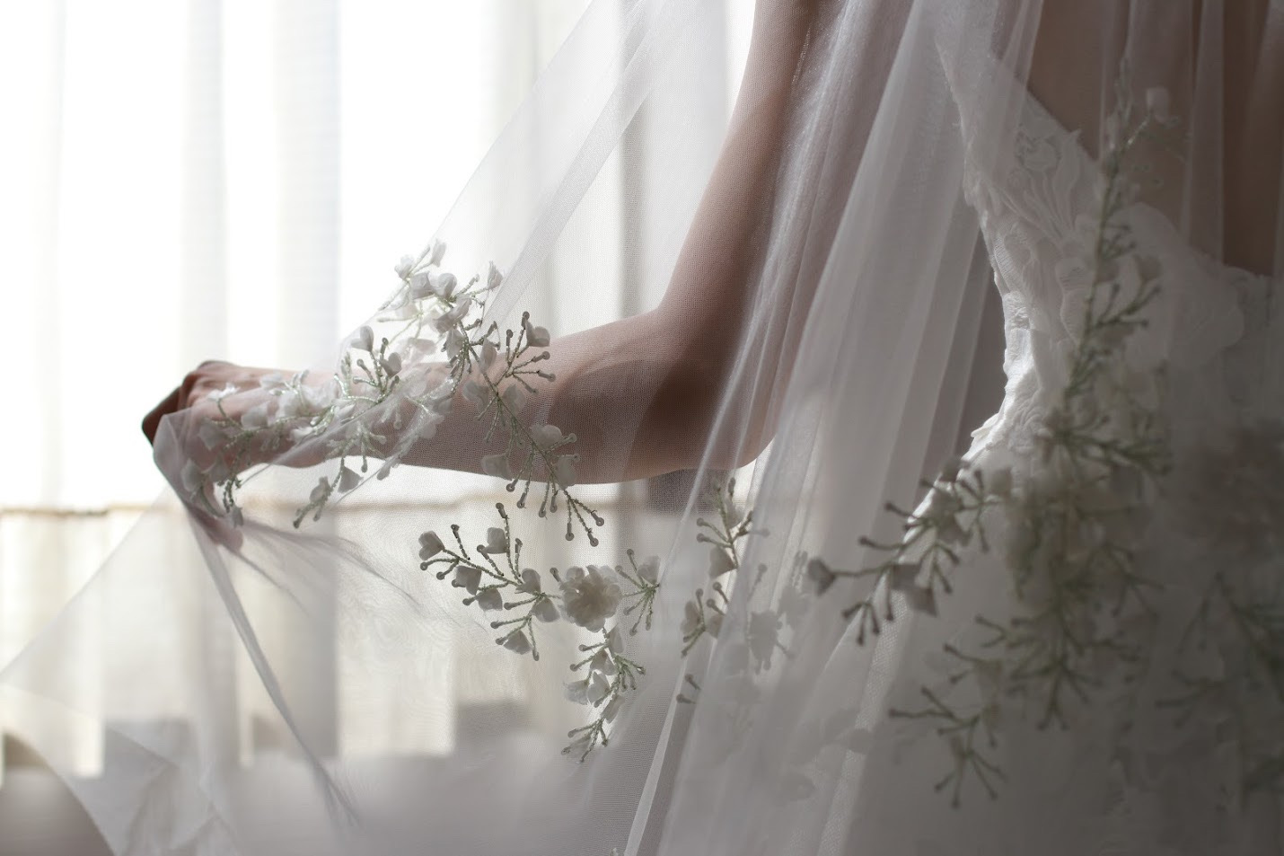 透け感の美しいフラワー刺繍が施されたモニークルイリエのロングベール