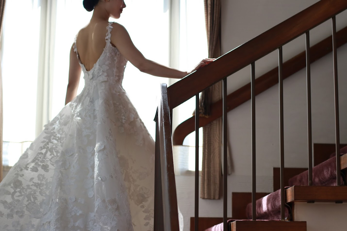 モニークルイリエの繊細なディティールが際立つAラインのウェディングドレス