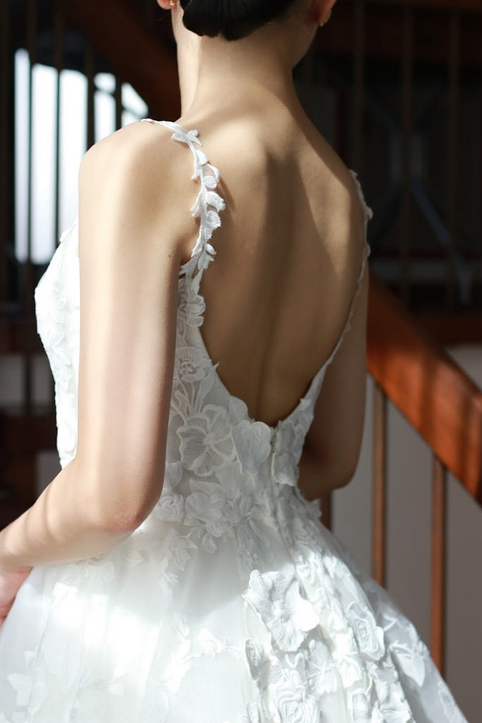 華奢なレースの肩ストラップが美しいモニークルイリエのAラインのウェディングドレス