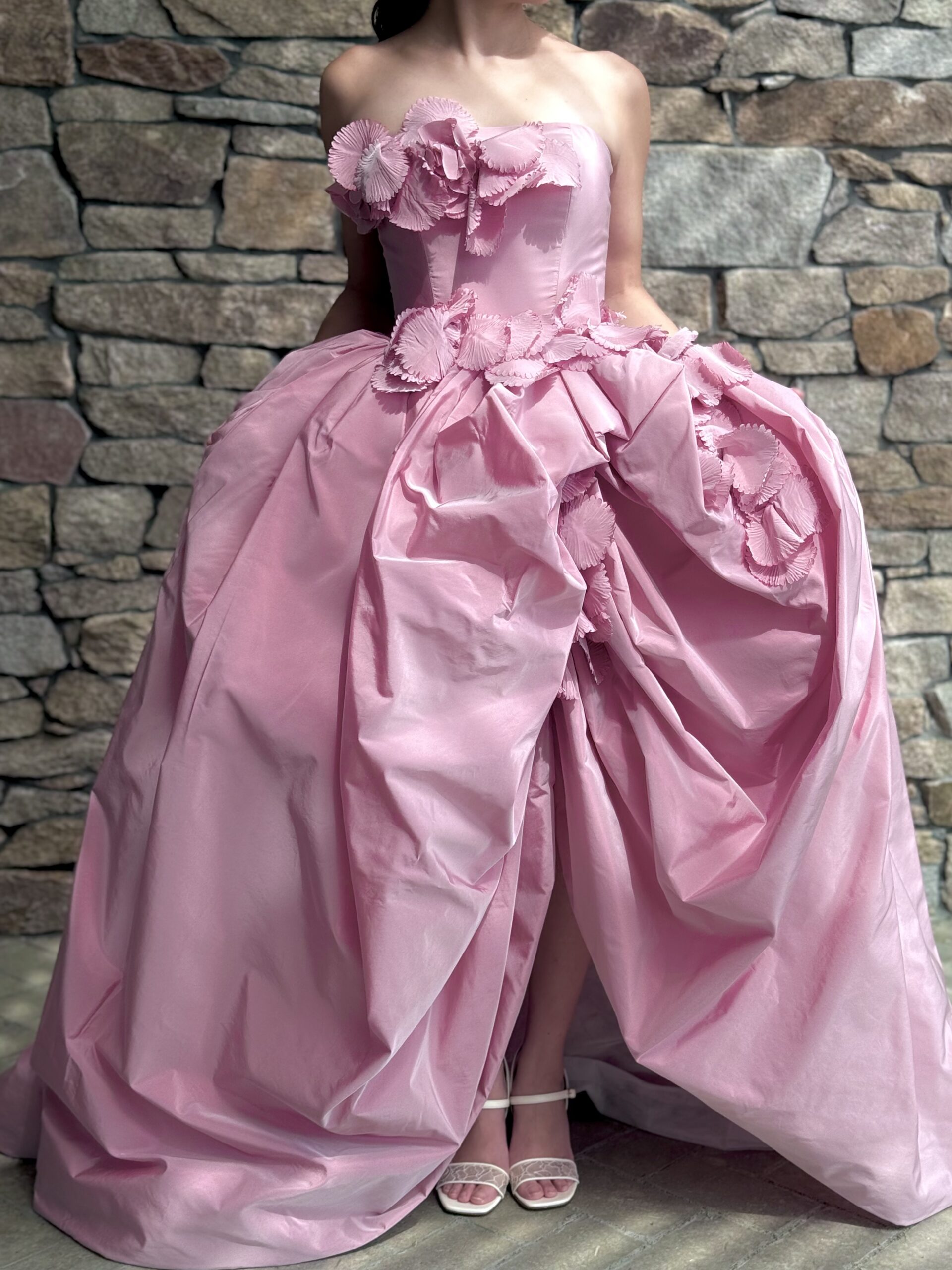 北野クラブSOLAでのお色直しにおすすめなヨーランクリスのモーヴピンクのカラードレスを、ザ トリート ドレッシング 神戸店からご紹介