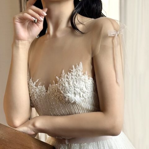 ザ トリート ドレッシング 大阪店よりご紹介する、Aラインのシルエットに繊細なビーディングを贅沢に施したエレガンスかつ華やかなリズ マルチネスのウェディングドレス