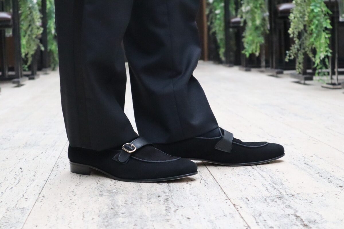 きめ細やかな上質なスエードを使用したモンクストラップローファー “SIRENA”はエレガントさ溢れる一足です