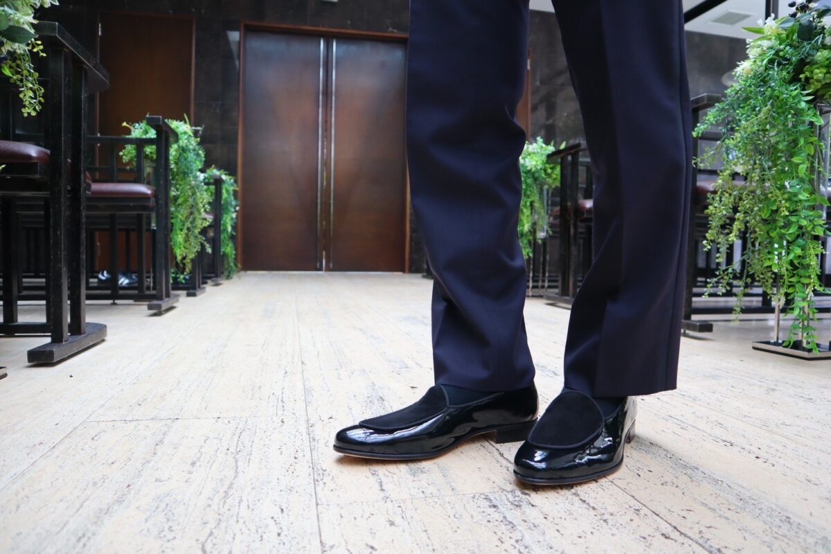 フォーマルなタキシードには勿論のこと、モードテイストなカジュアルスタイルにもコーディネートのアクセントとしてもおすすめの一足です